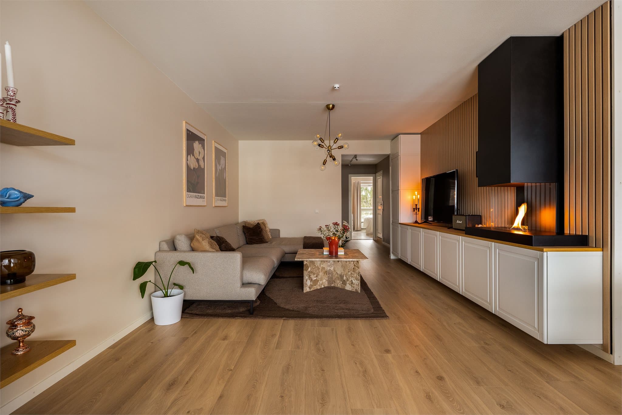 Leiligheten har tidsriktige farge- og materialvalg. Her kan du flytte rett inn!