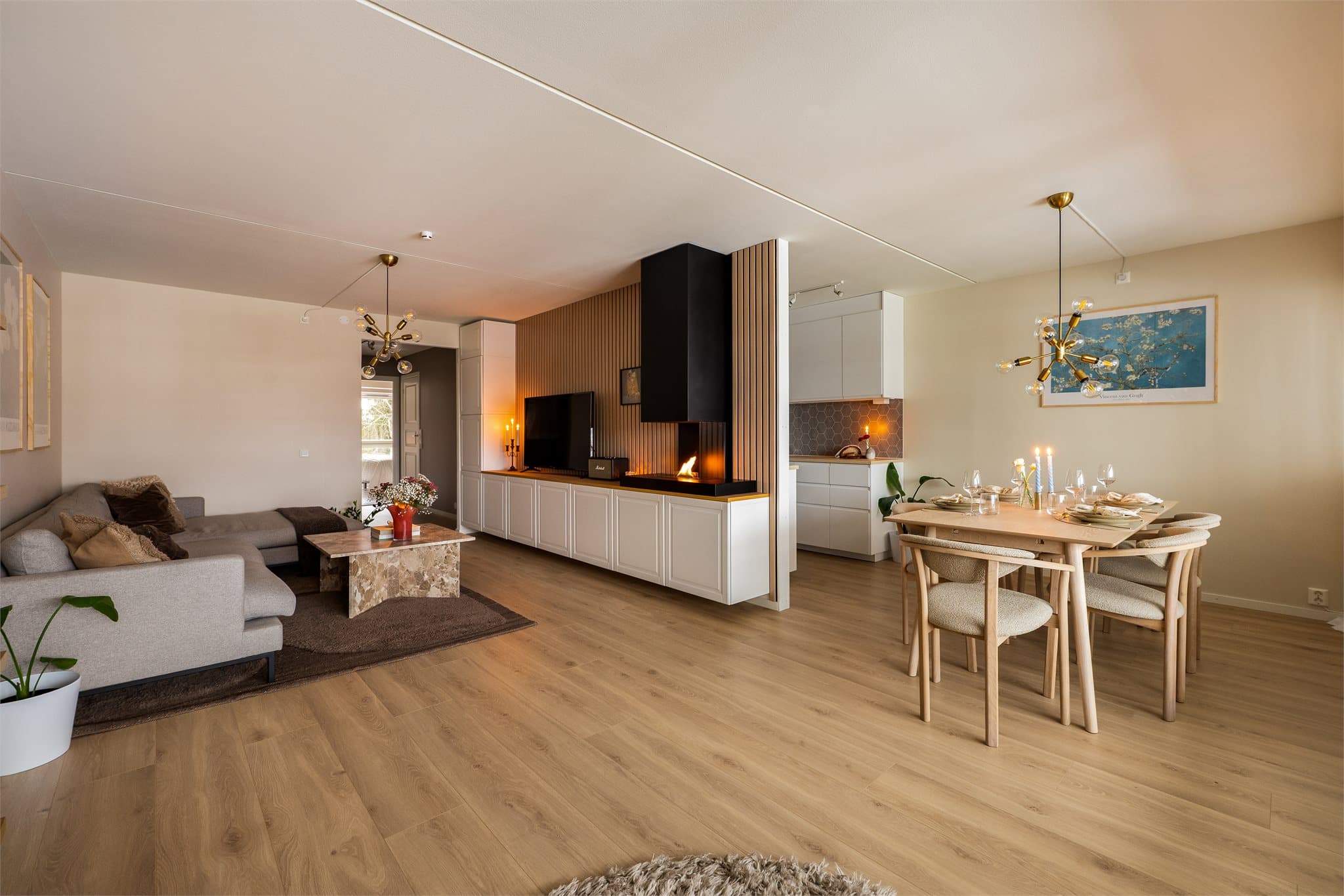 Denne leiligheten ligger i toppetasjen, og har en romslig og praktisk planløsning.