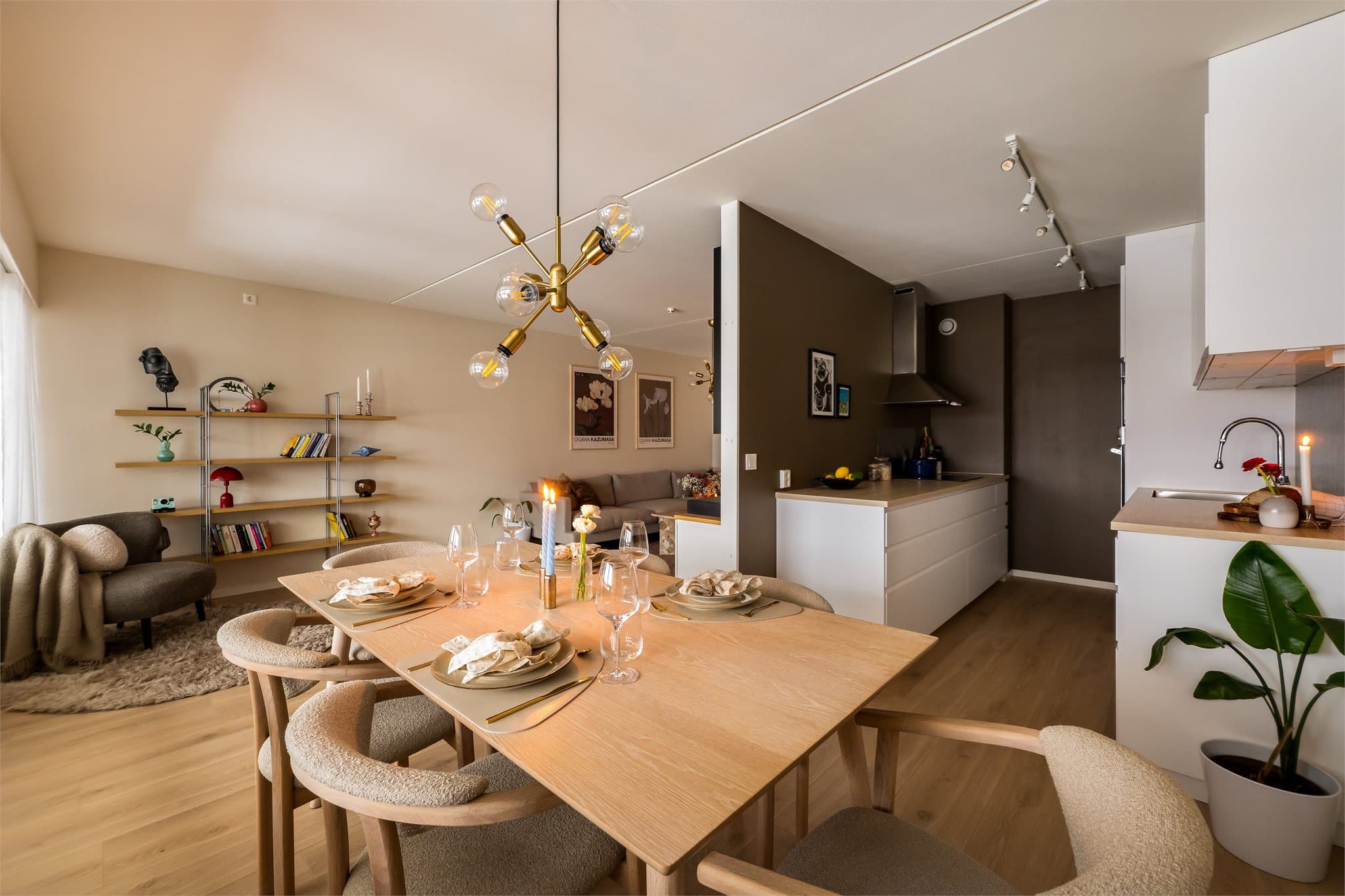 Stuen har god plass til å møblere i flere soner med både sofagruppe og spisebord.