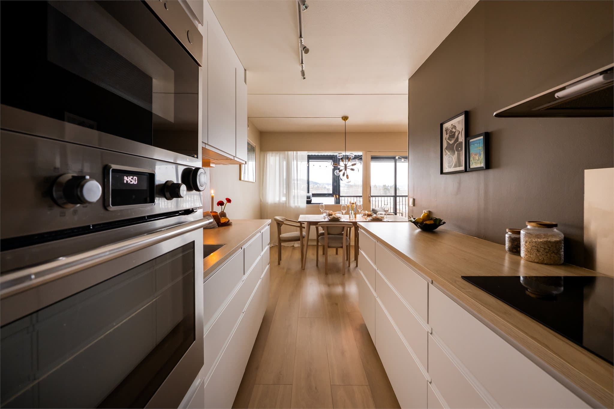 Kjøkkenet har opplegg for integrerte hvitevarer som oppvaskmaskin, platetopp, stekeovn, mikrobølgeovn og kjøl/fryseskap.