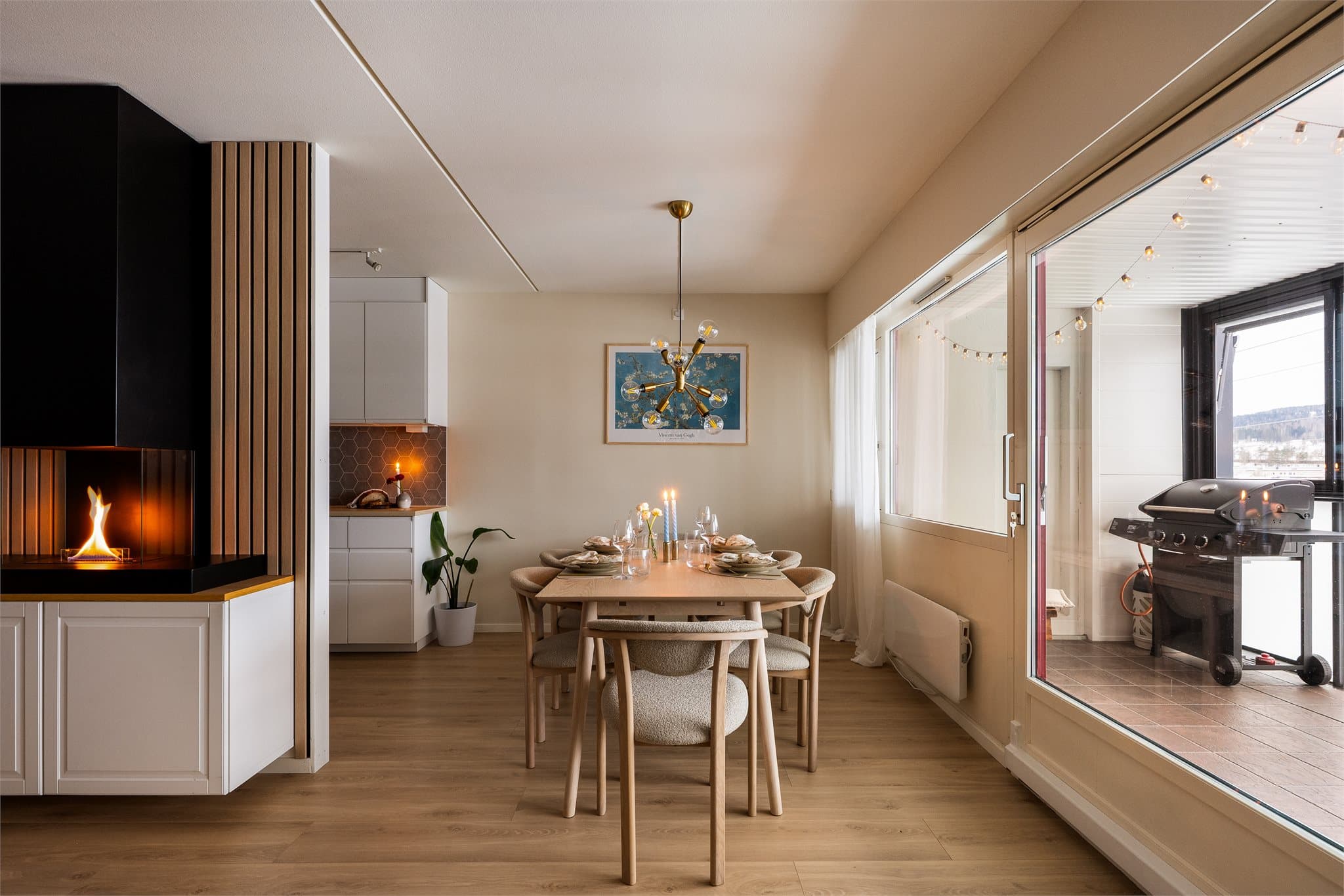 Det er plass til egen spisegruppe i tilknytning til kjøkkenet.