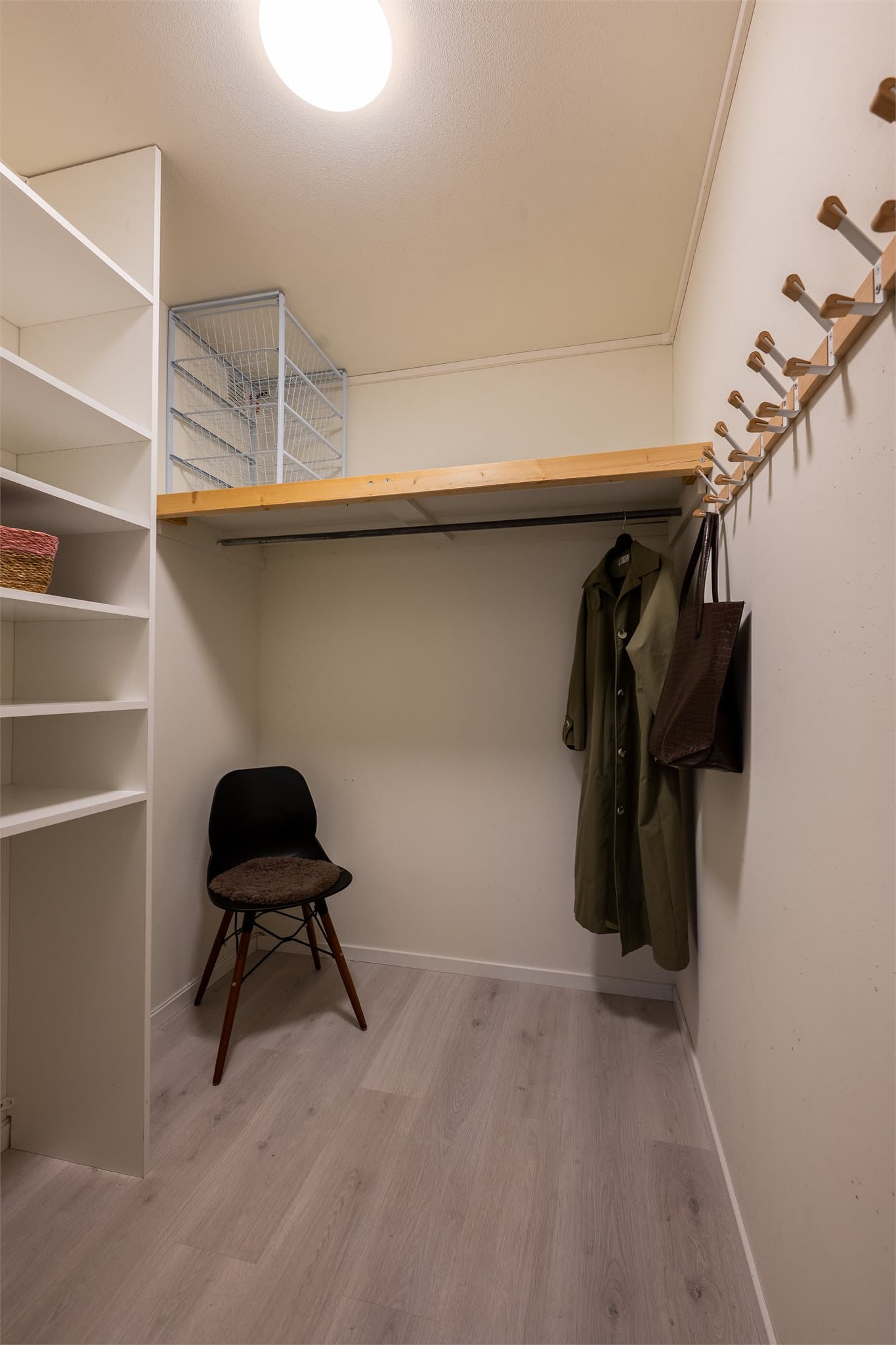 Innvendig bod som tilbyr godt med lagringsplass.