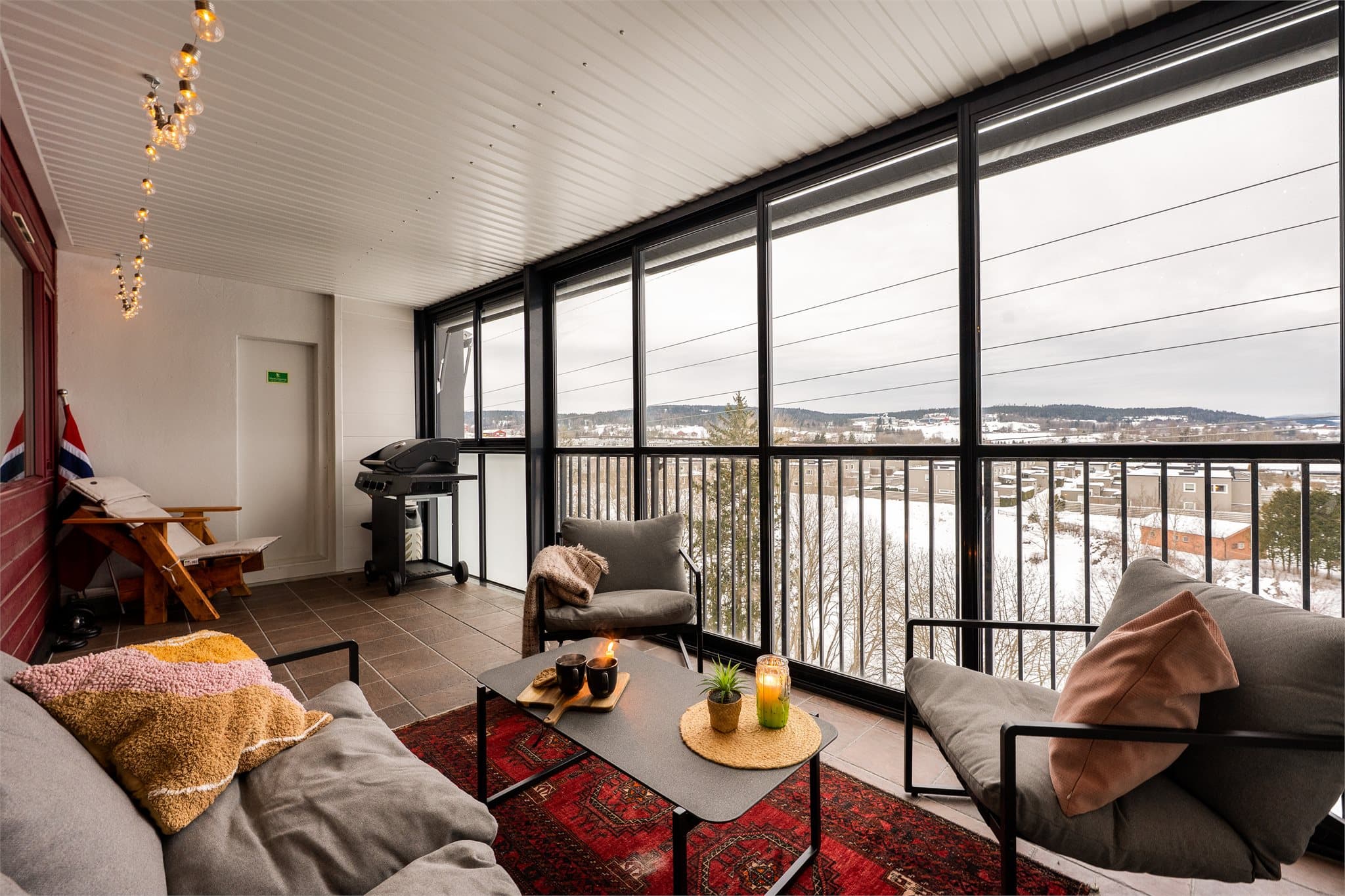 Innglasset balkong på ca. 14,3 kvm med god plass til utemøbler og beplantning.