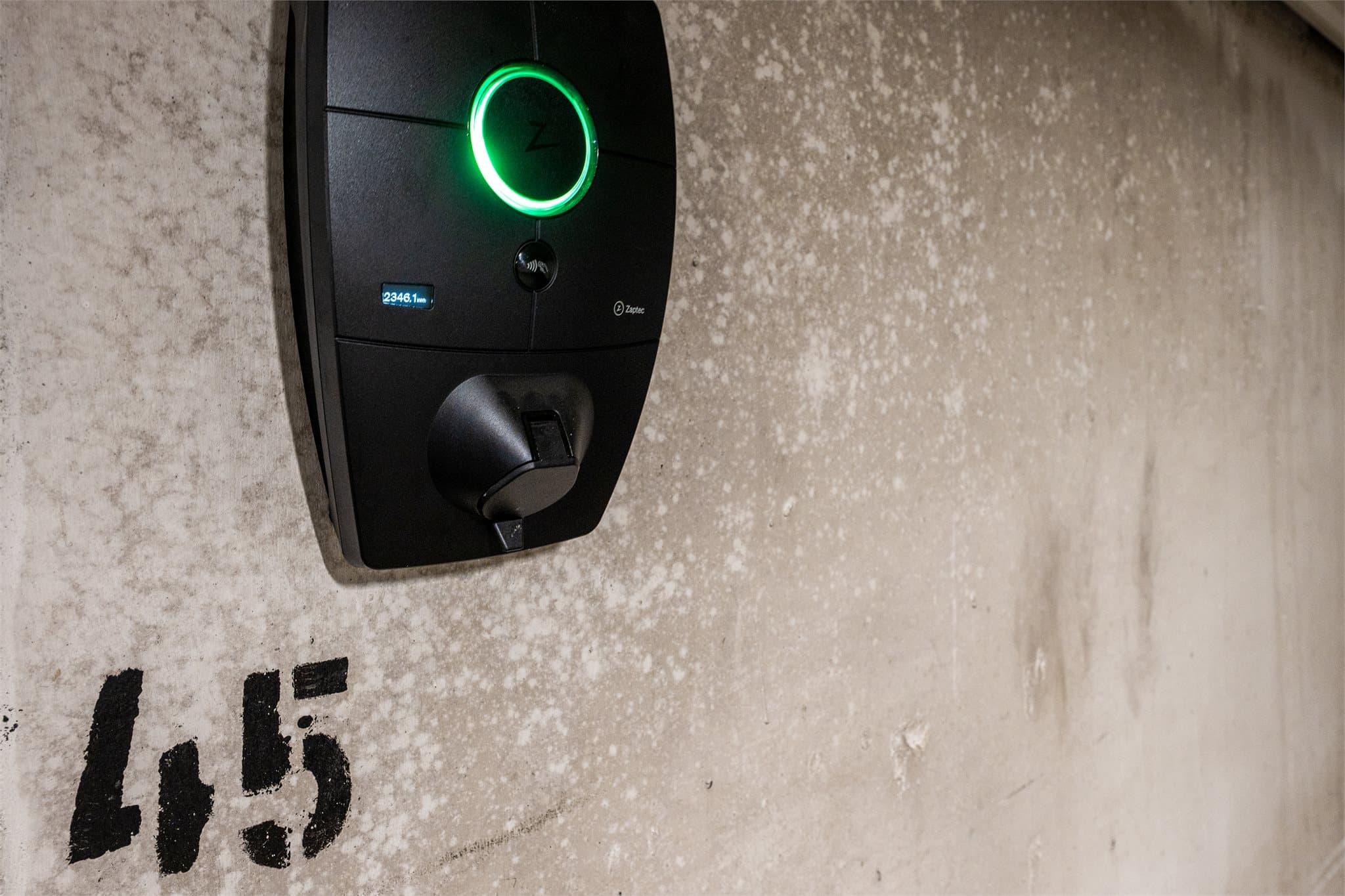 Det er montert elbil-lader på plassen.