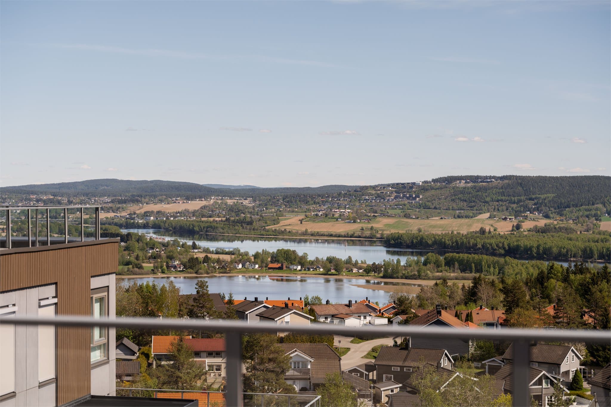 Fra takterrassen er det vidstrakt utsikt og sol hele dagen.