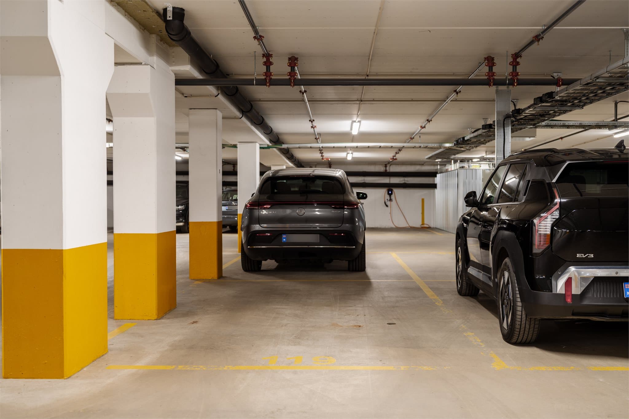 Det medfølger en fast parkeringsplass i felles garasjeanlegg med heisadkomst.