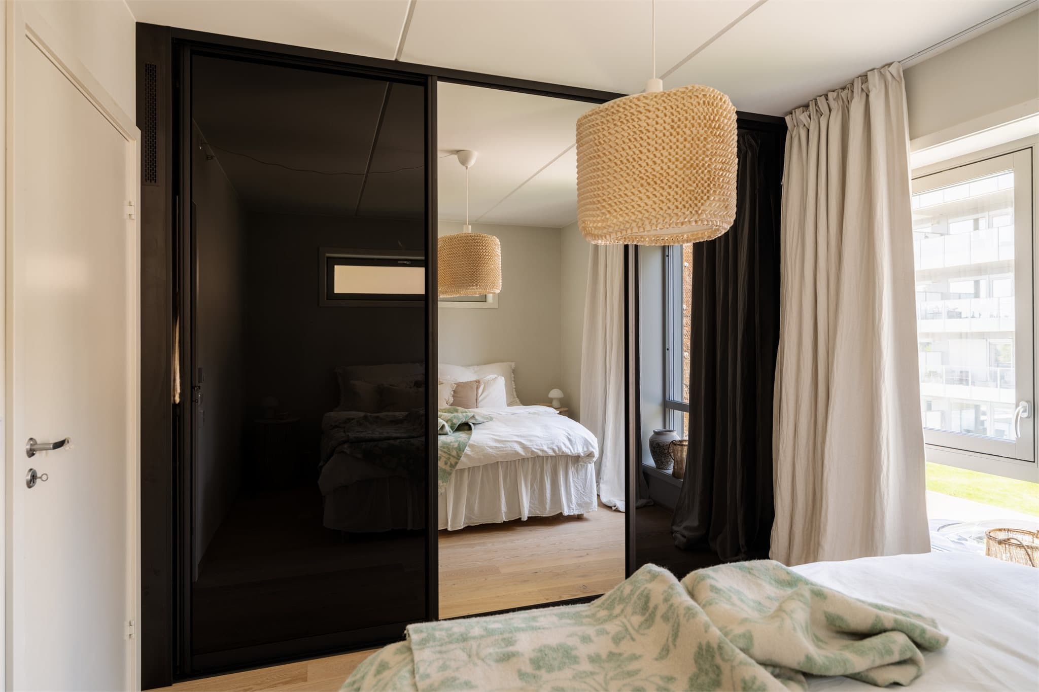 Skyvedørsgarderobe gir rikelig med oppbevaringsplass.