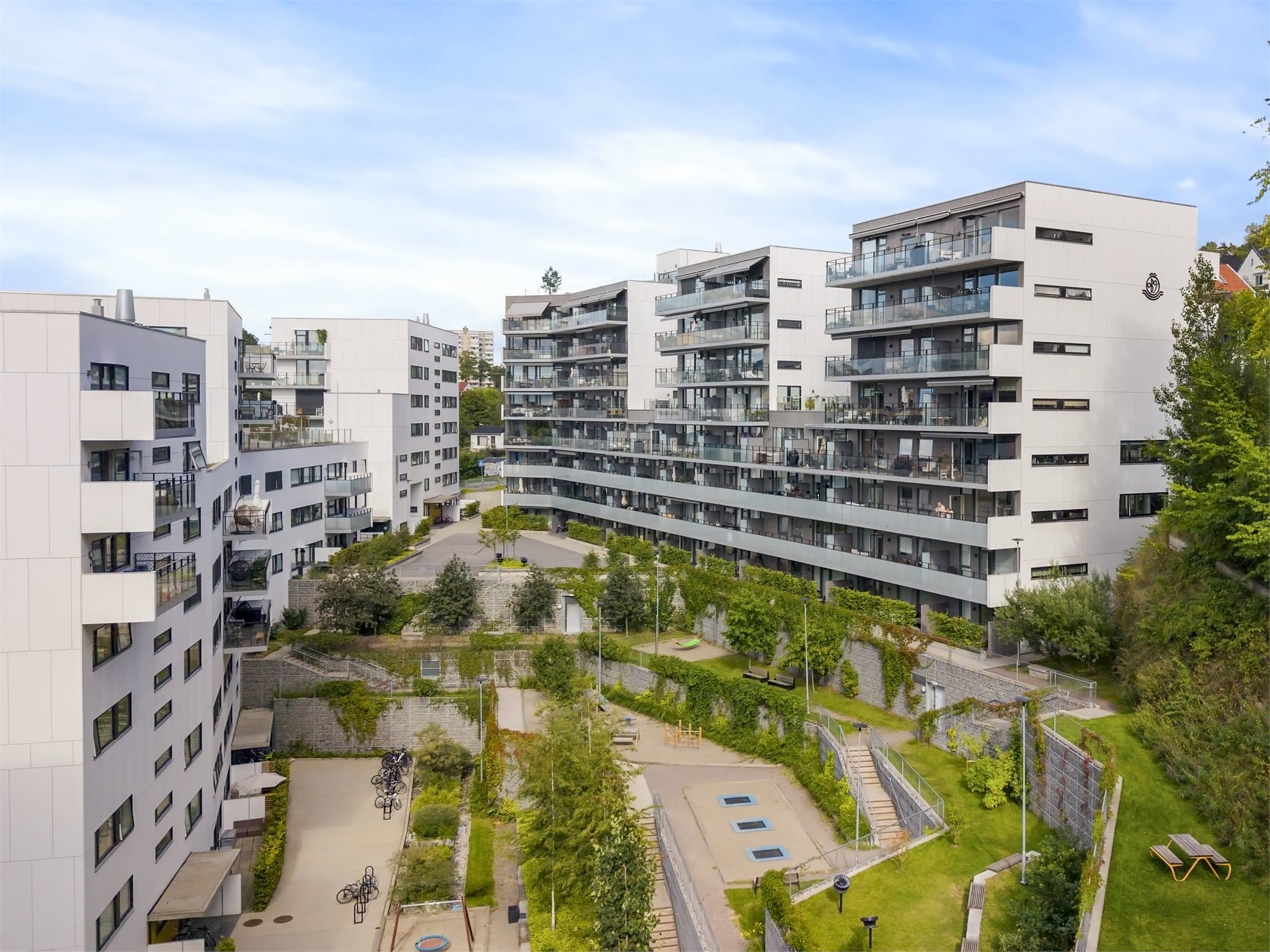 Her bor du i et moderne bygg fra 2019 med kort vei til både byliv, servicetilbud og flotte rekreasjonsområder.