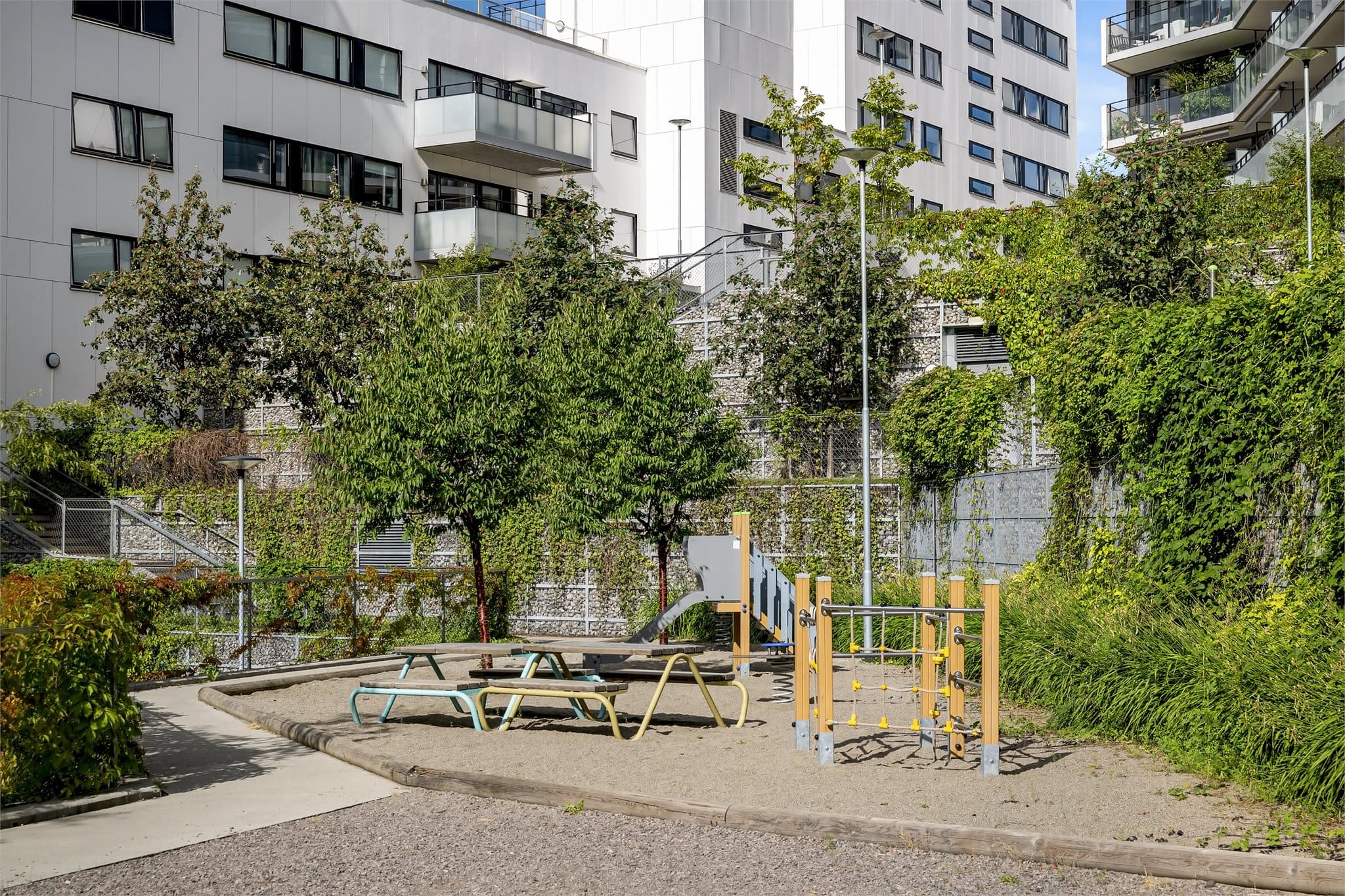 Lekeplassen er et populært møtested for nabolagets minste.