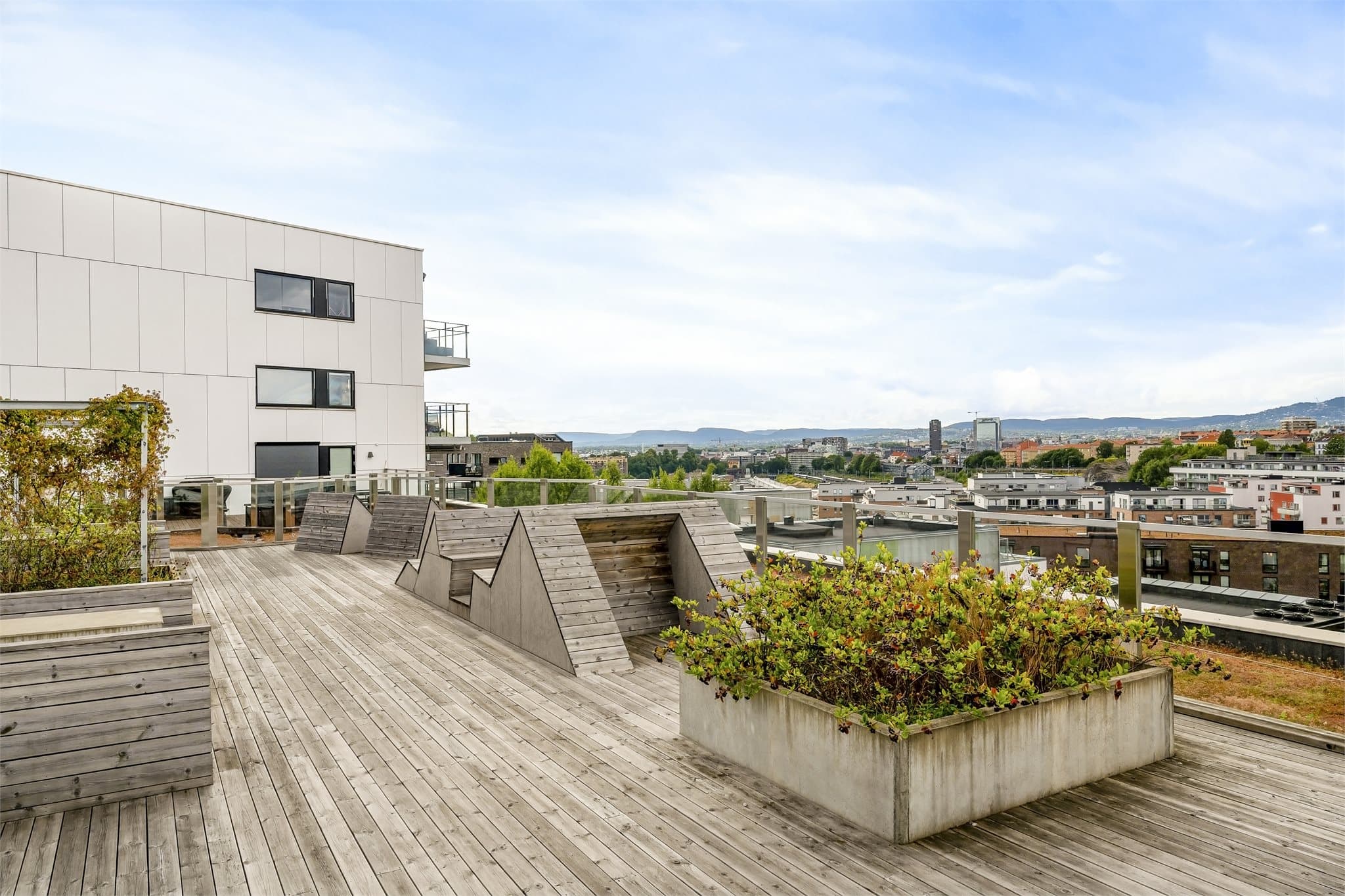 Den flotte felles takterrassen er et hyggelig samlingspunkt med flere sittegrupper og god plass til å nyte fine dager.
