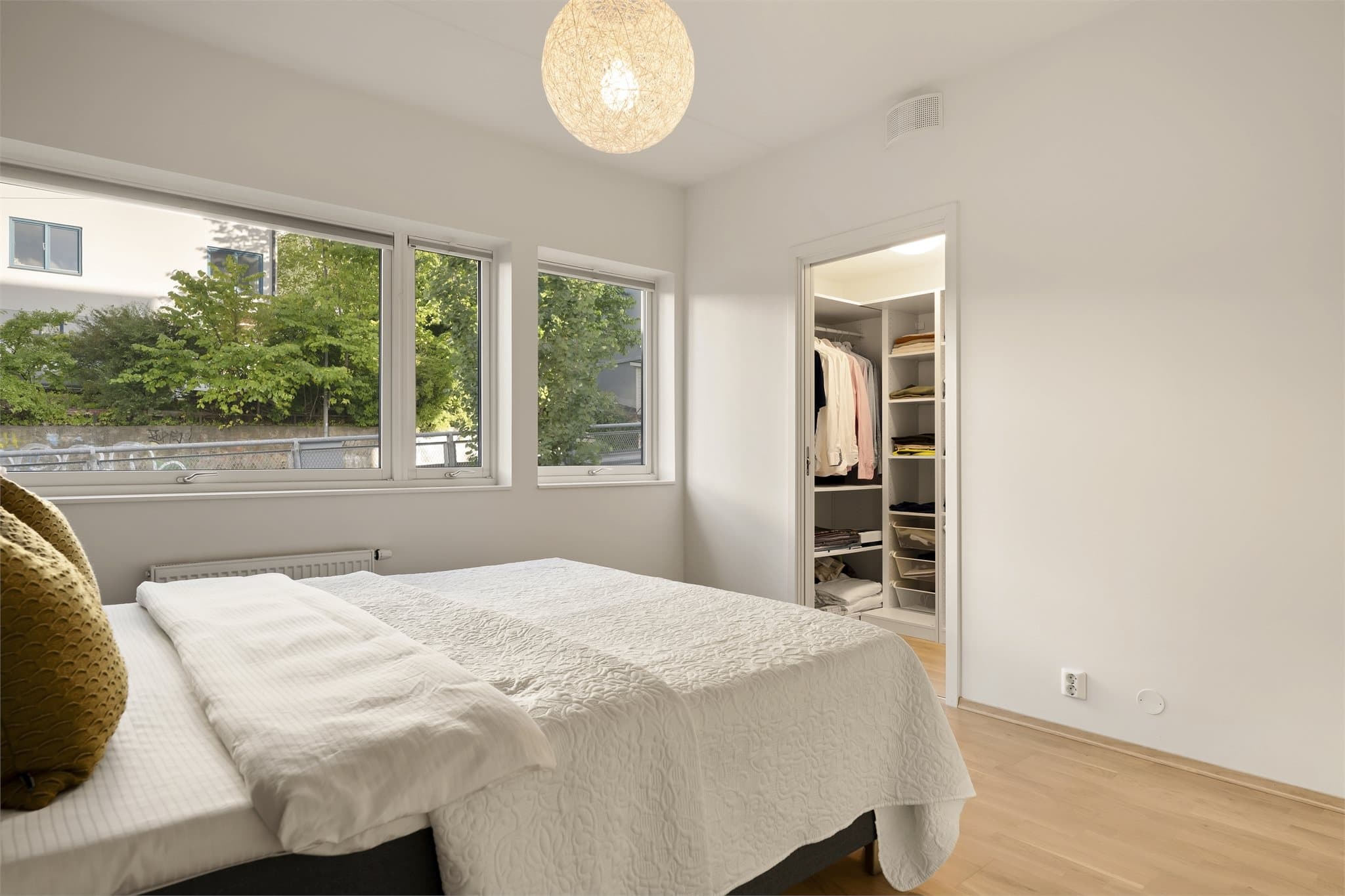 Egen walk-in-garderobe gir gode oppbevaringsmuligheter og en ryddig hverdag.