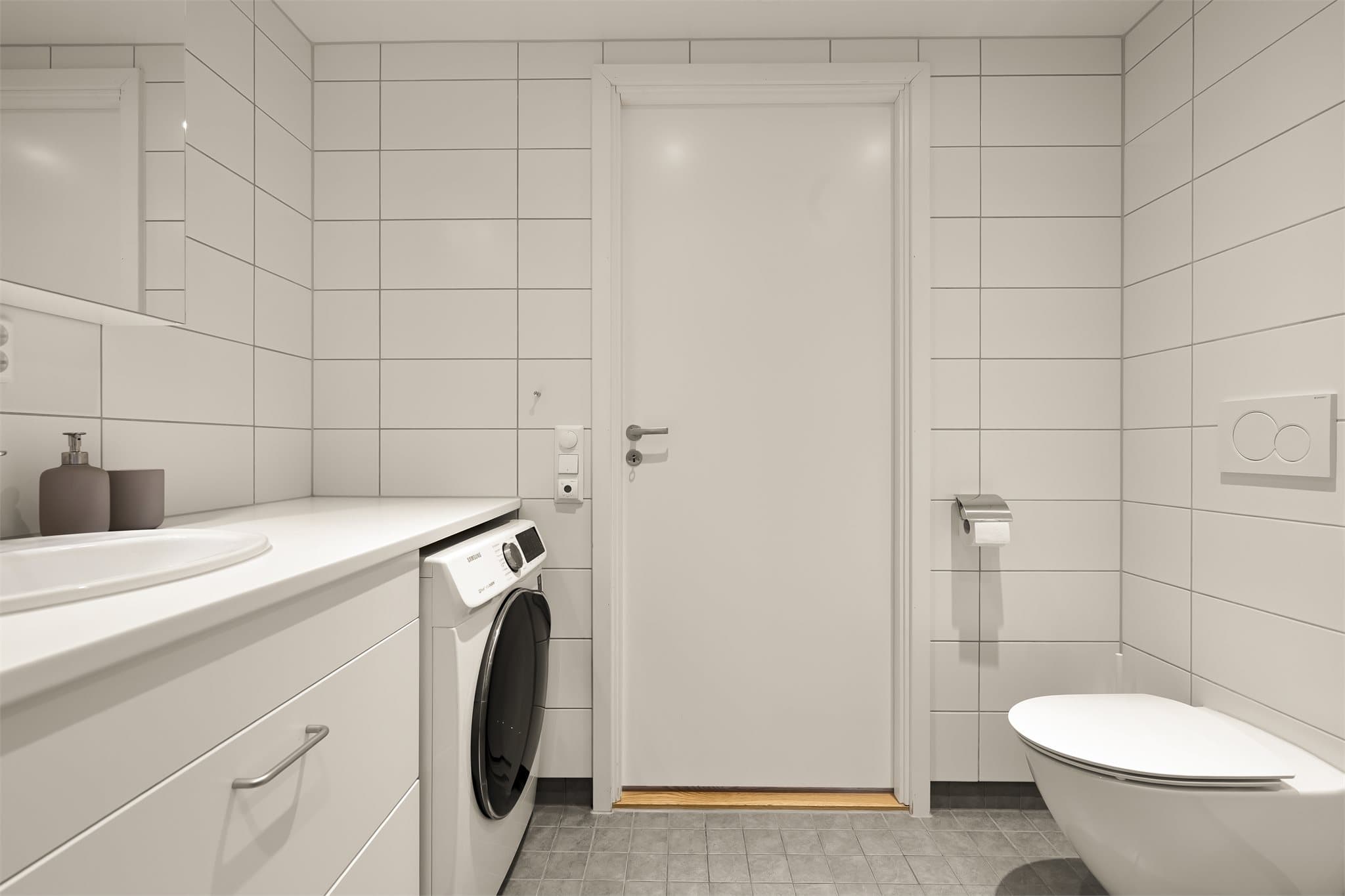 Det er varmekabler i gulvet på badet.