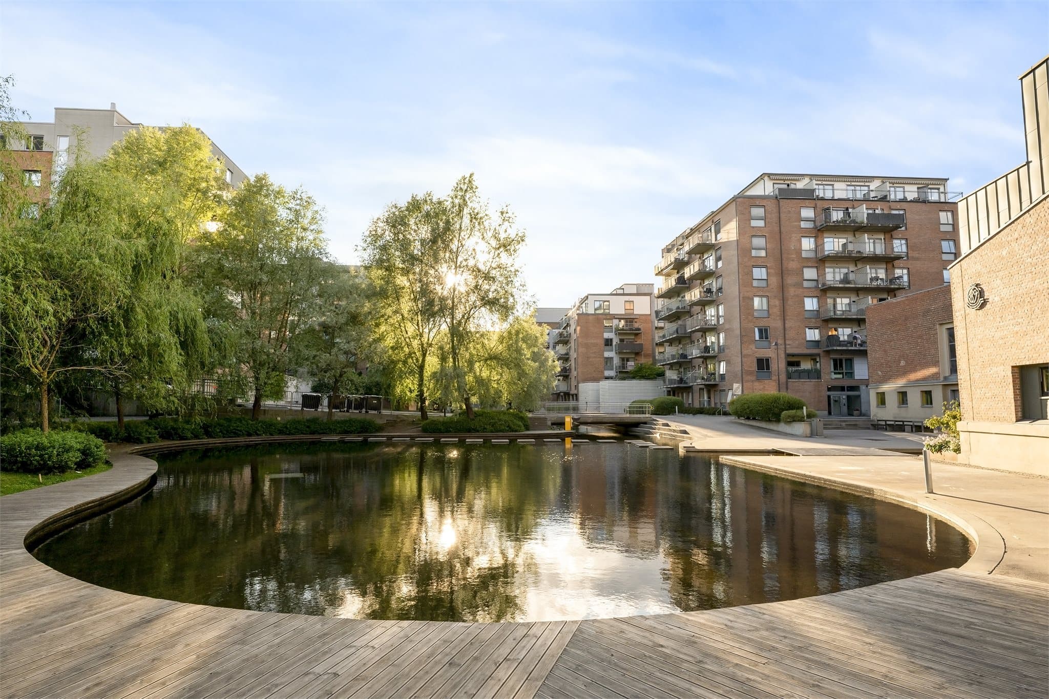 Kværnerbyen byr på hyggelige vannspeil, flotte gangveier og innbydende uteområder.