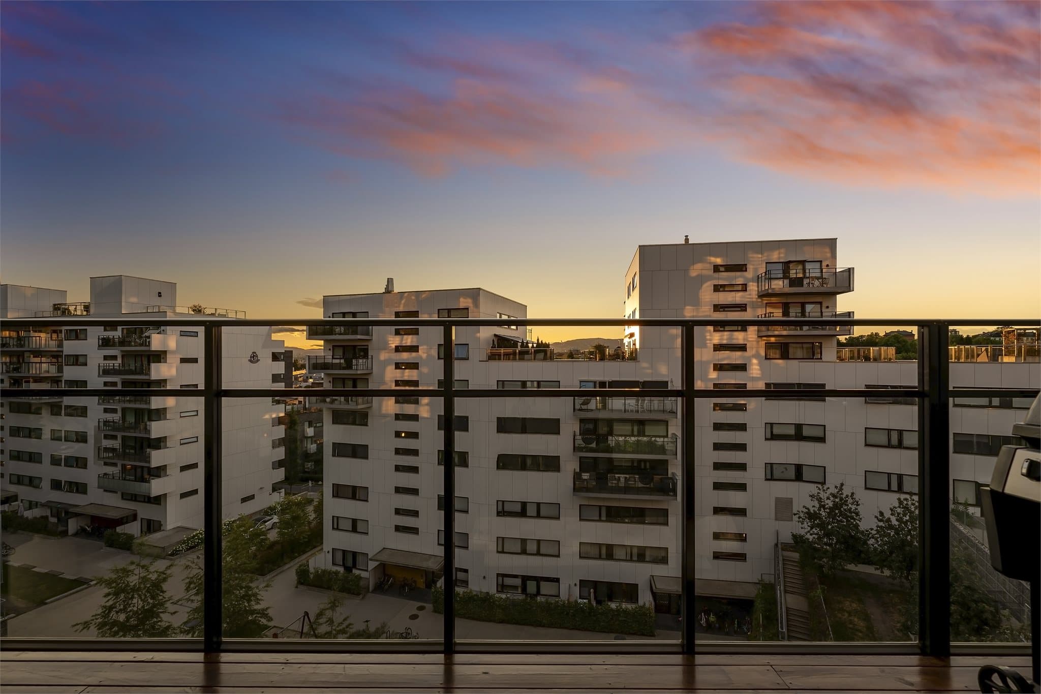 En fantastisk kveldshimmel setter prikken over i-en på uteplassen.