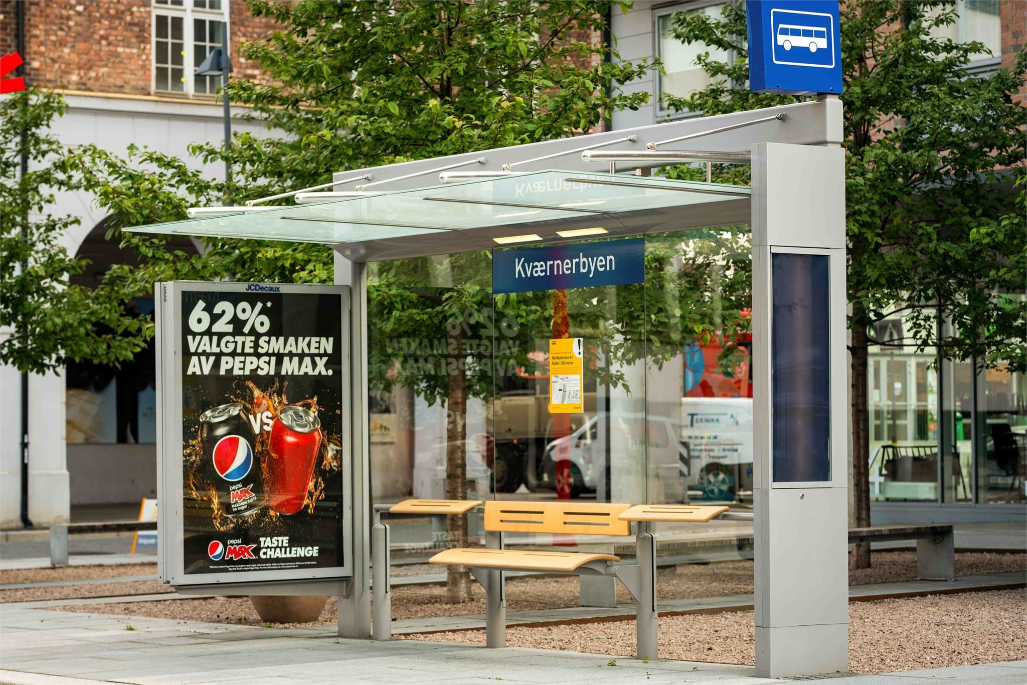 Kort vei til bussholdeplass med gode forbindelser til resten av byen.