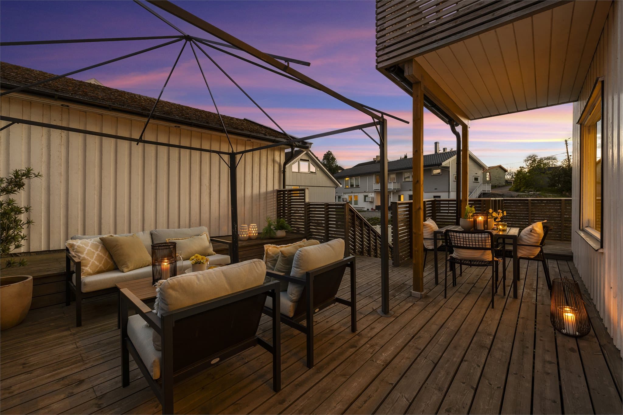 Den store treterrassen er en flott forlengelse av stuen i sommerhalvåret.