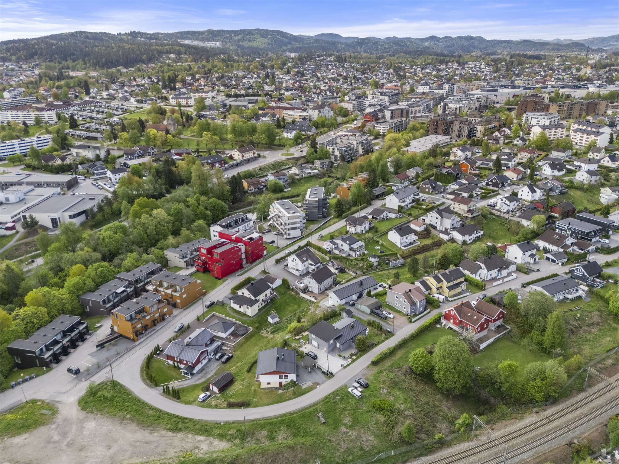 Boligen ligger i et etablert og familievennlig boligområde i Sagdalen.