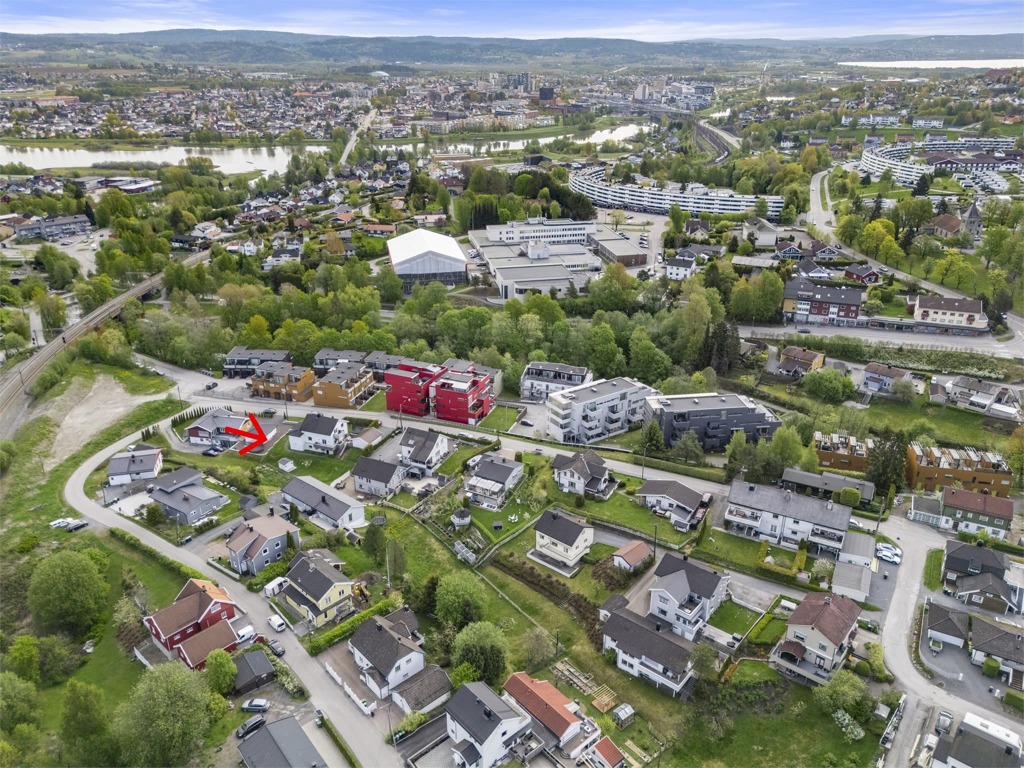 Fra eiendommen er det kun fire minutters gange til Sagdalen stasjon, med hyppige avganger mot Lillestrøm og Oslo.