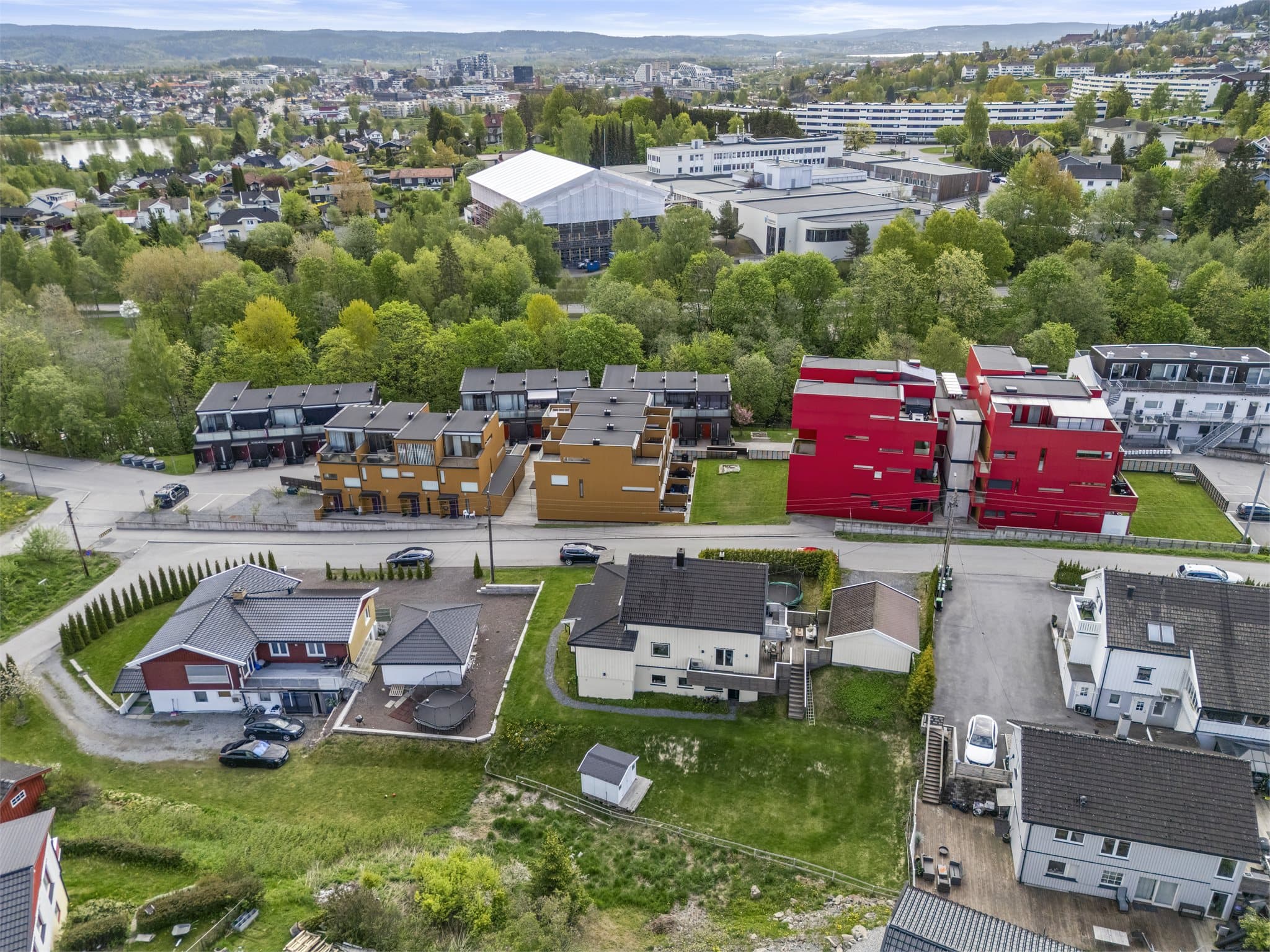 Det er kort vei til skoler som Sagdalen skole, barnehager og Strømmen Storsenter med alle sine servicetilbud.