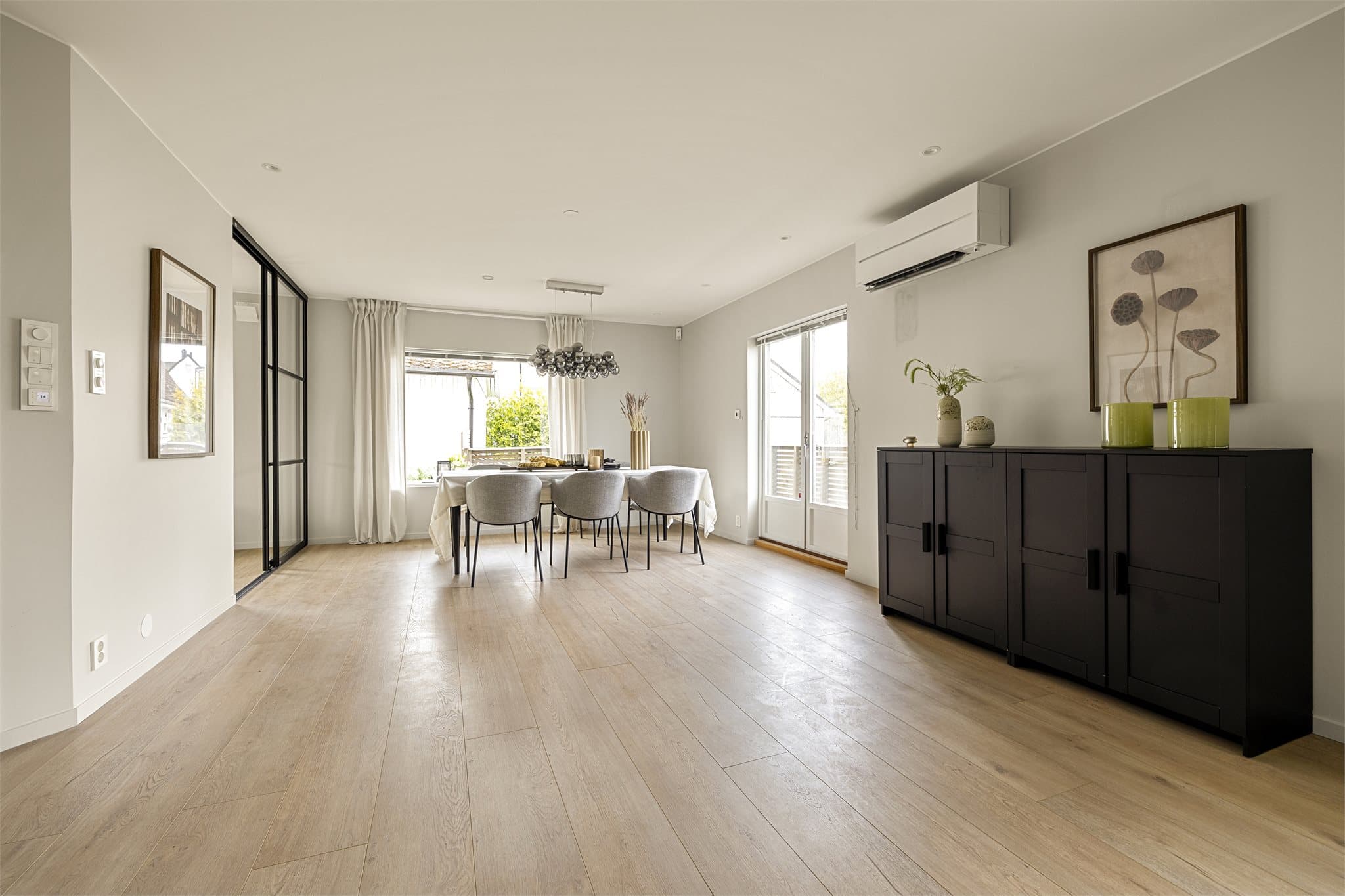 Spisestuedelen er et naturlig samlingspunkt med plass til et stort langbord for familie og gjester.