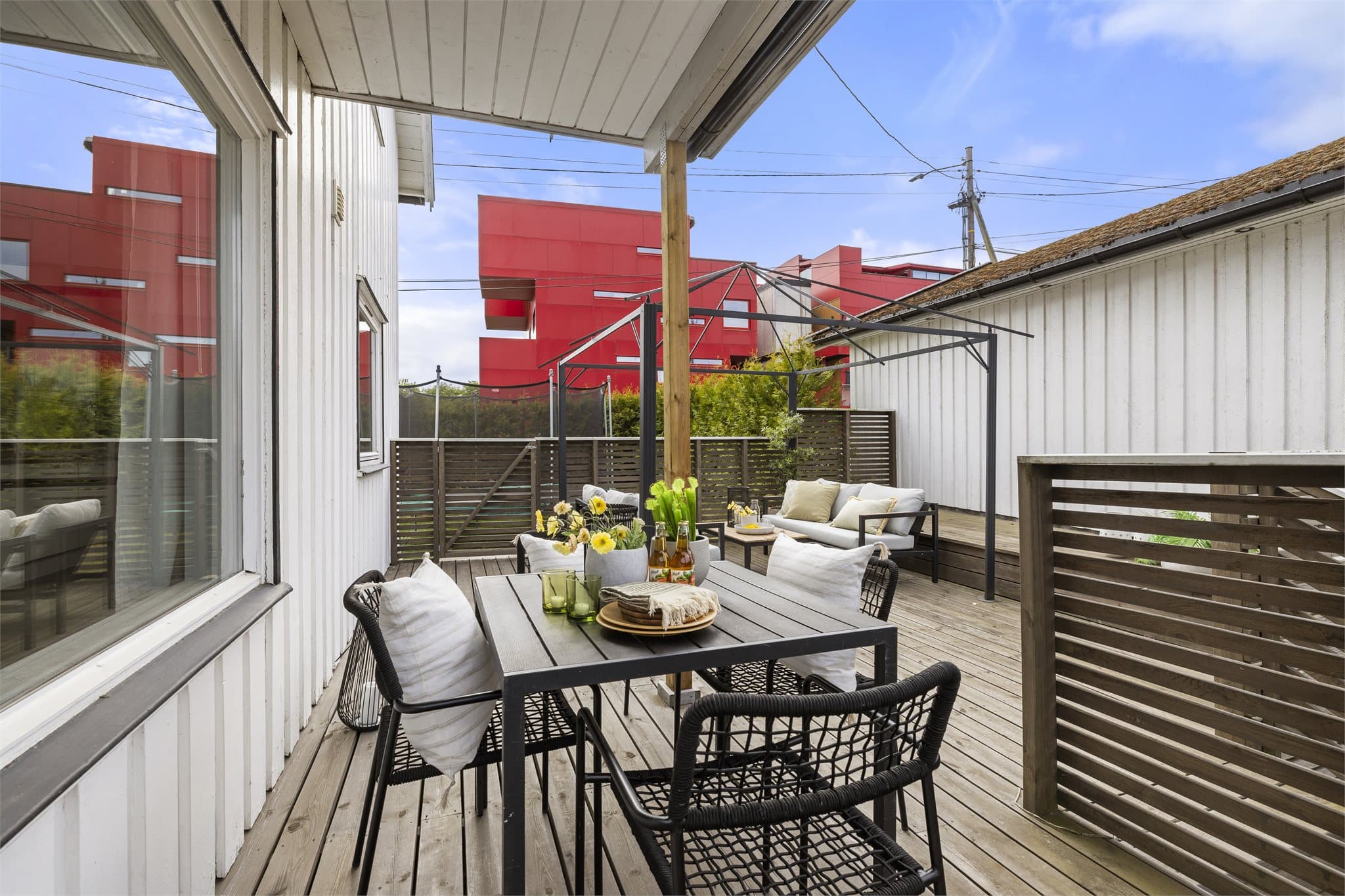 Fra stuen i første etasje er det utgang til en romslig terrasse på ca. 42 m² med god plass til flere sittegrupper.