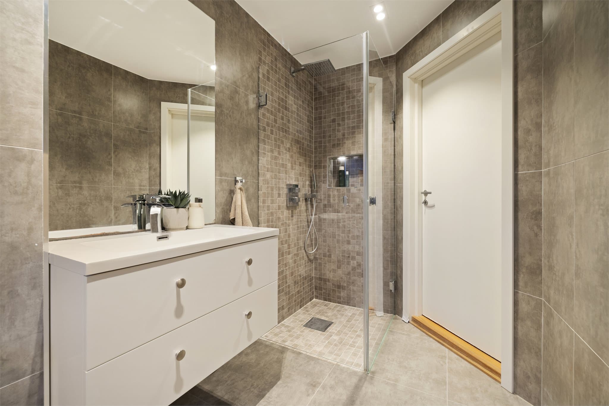 Badet har en takhøyde på 2,18 meter og er utstyrt med elektrisk avtrekksvifte.