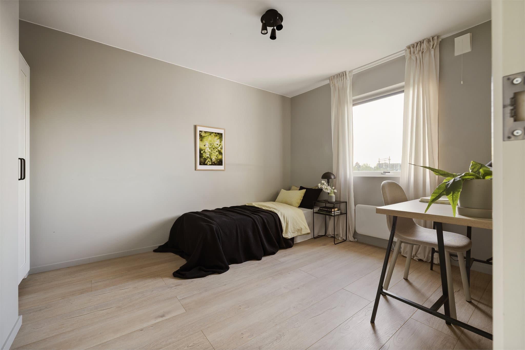 Det tredje soverommet har også en god størrelse, med plass til seng, garderobe og en liten arbeidsplass.
