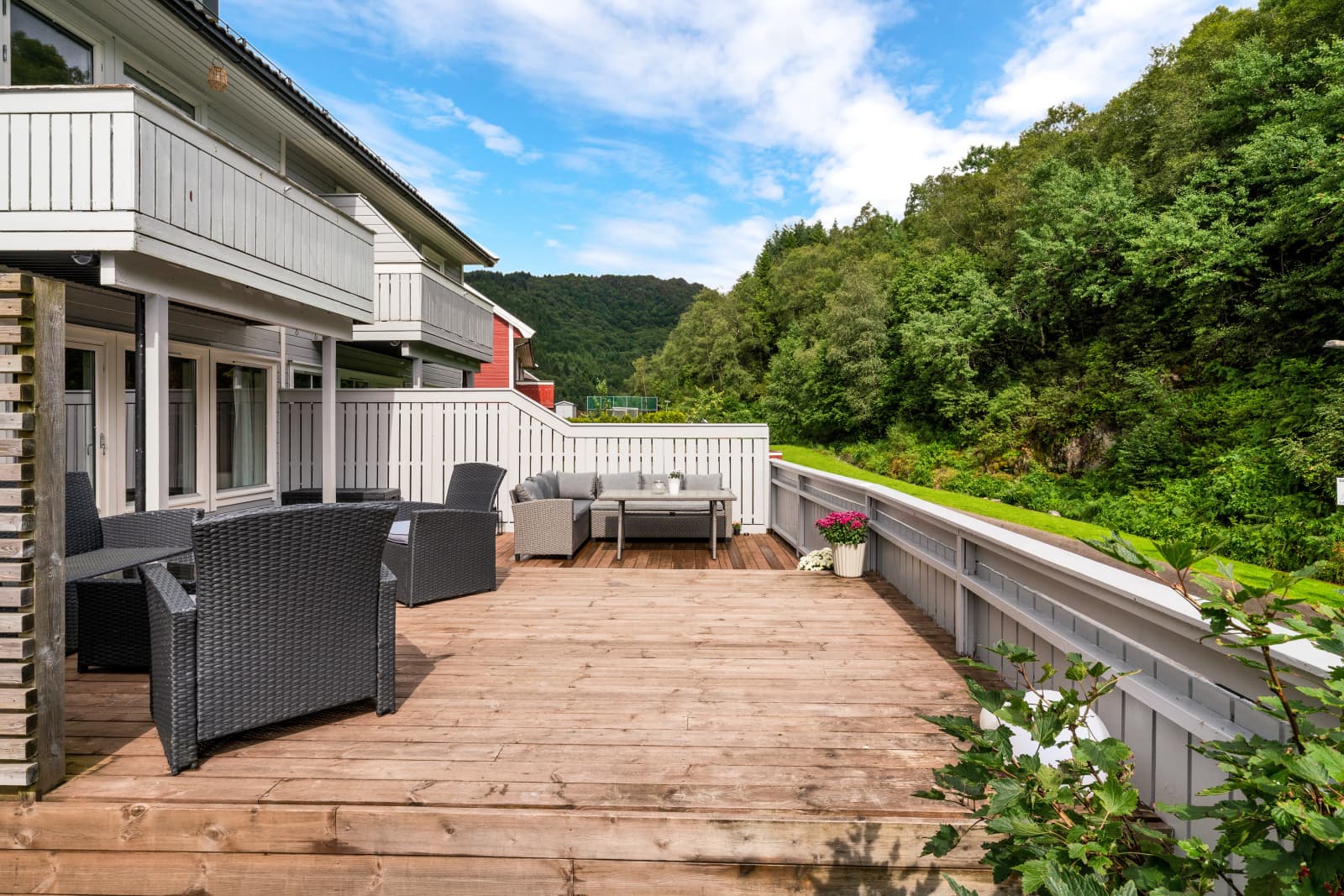 Ut fra stuen er det stort inngjerdet uteareal med terrasseareal på 41m² og lett vedlikeholdt hage