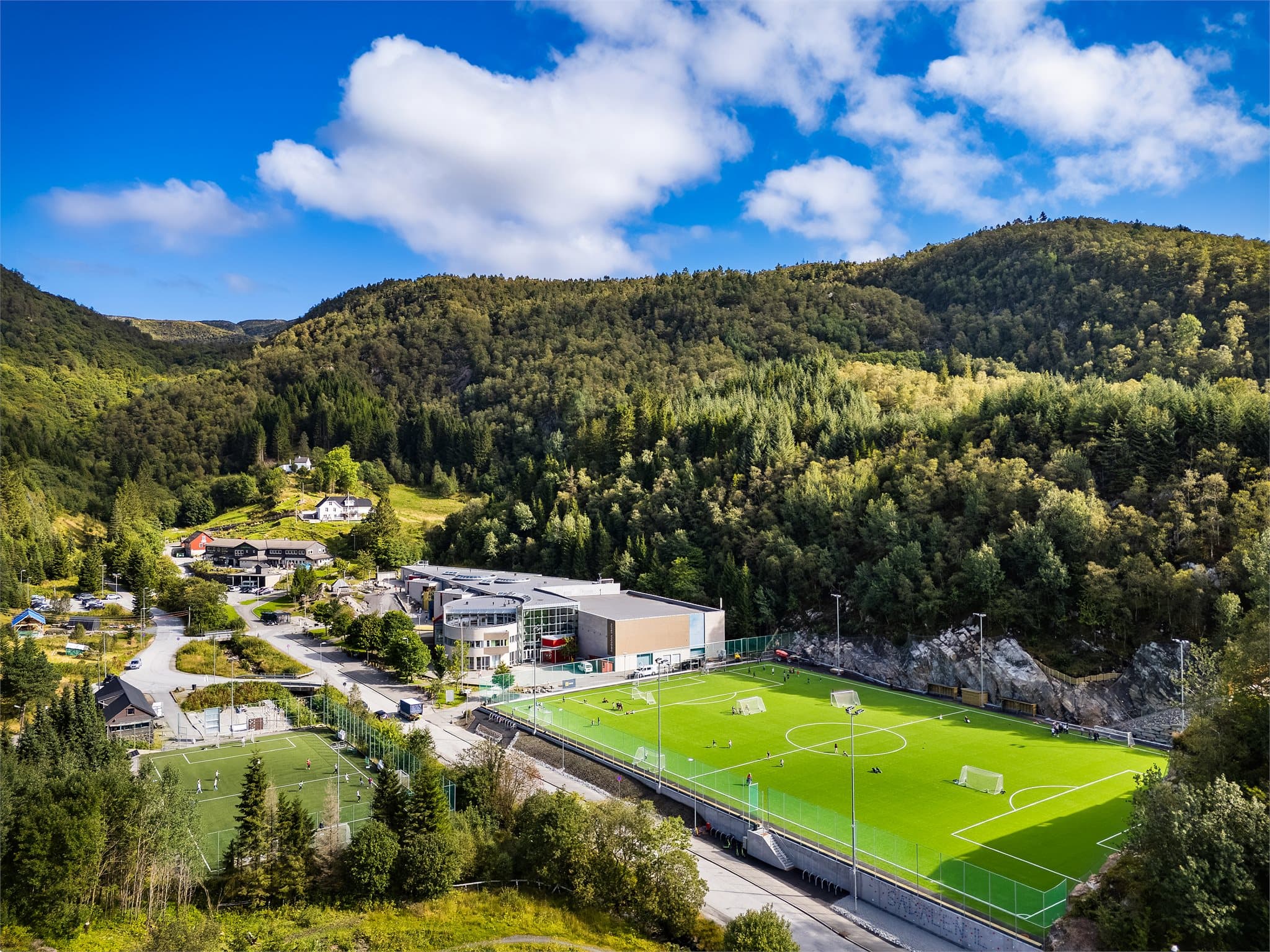 Sædalshallen og Sædalen skole er også i nærområdet. Det er flere kunstgress baner i området og det er her det skal komme en ny idrettshall