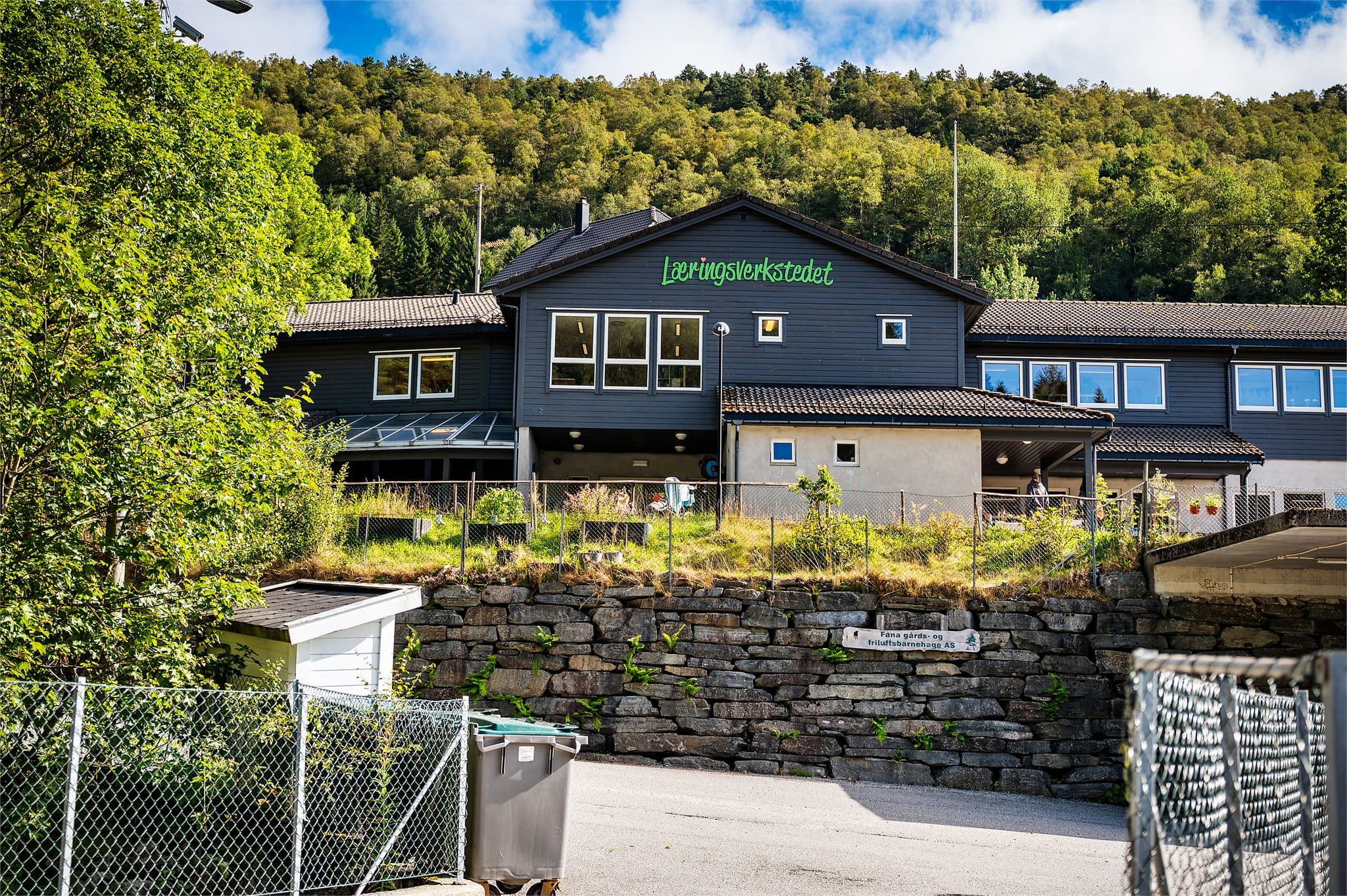 Her har du Sædalen barnehage som nærmeste nabo, og Fana Gårds- og friluftsbarnehage like i nærheten