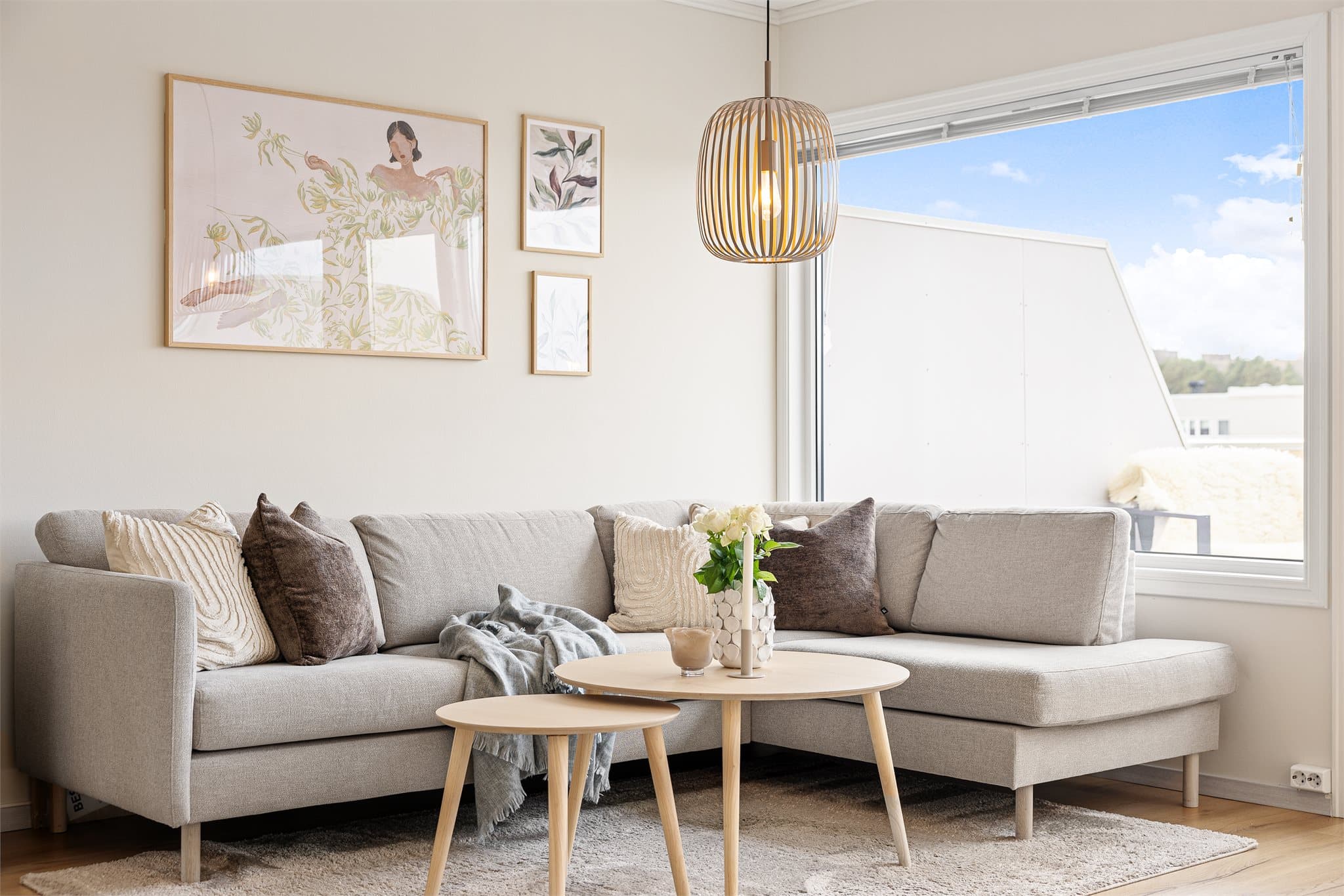 En lys og delikat 3-roms toppleilighet med flott utsikt og gode solforhold.