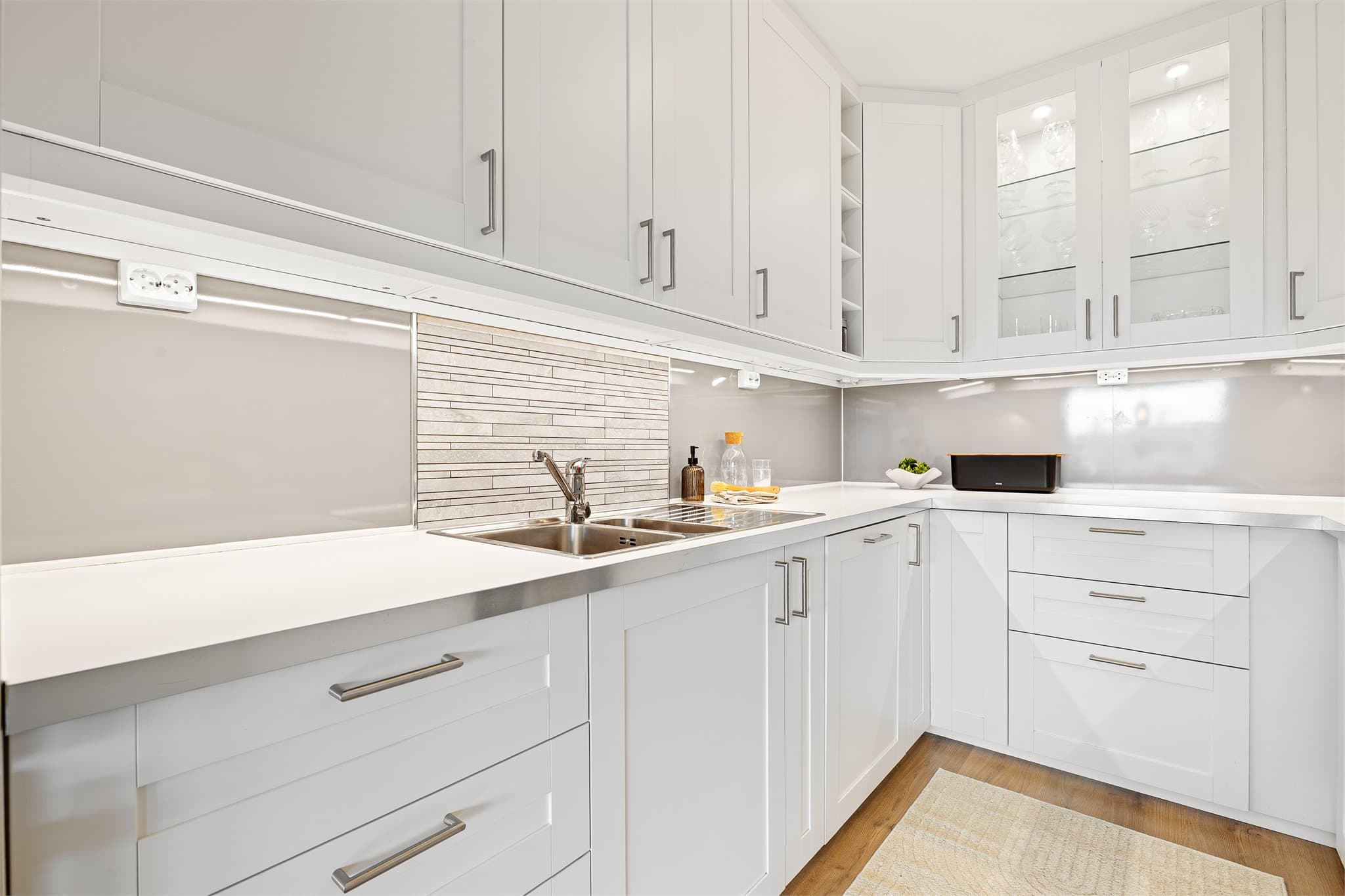 Kjøkkenet er utstyrt med integrert platetopp, stekeovn og oppvaskmaskin.