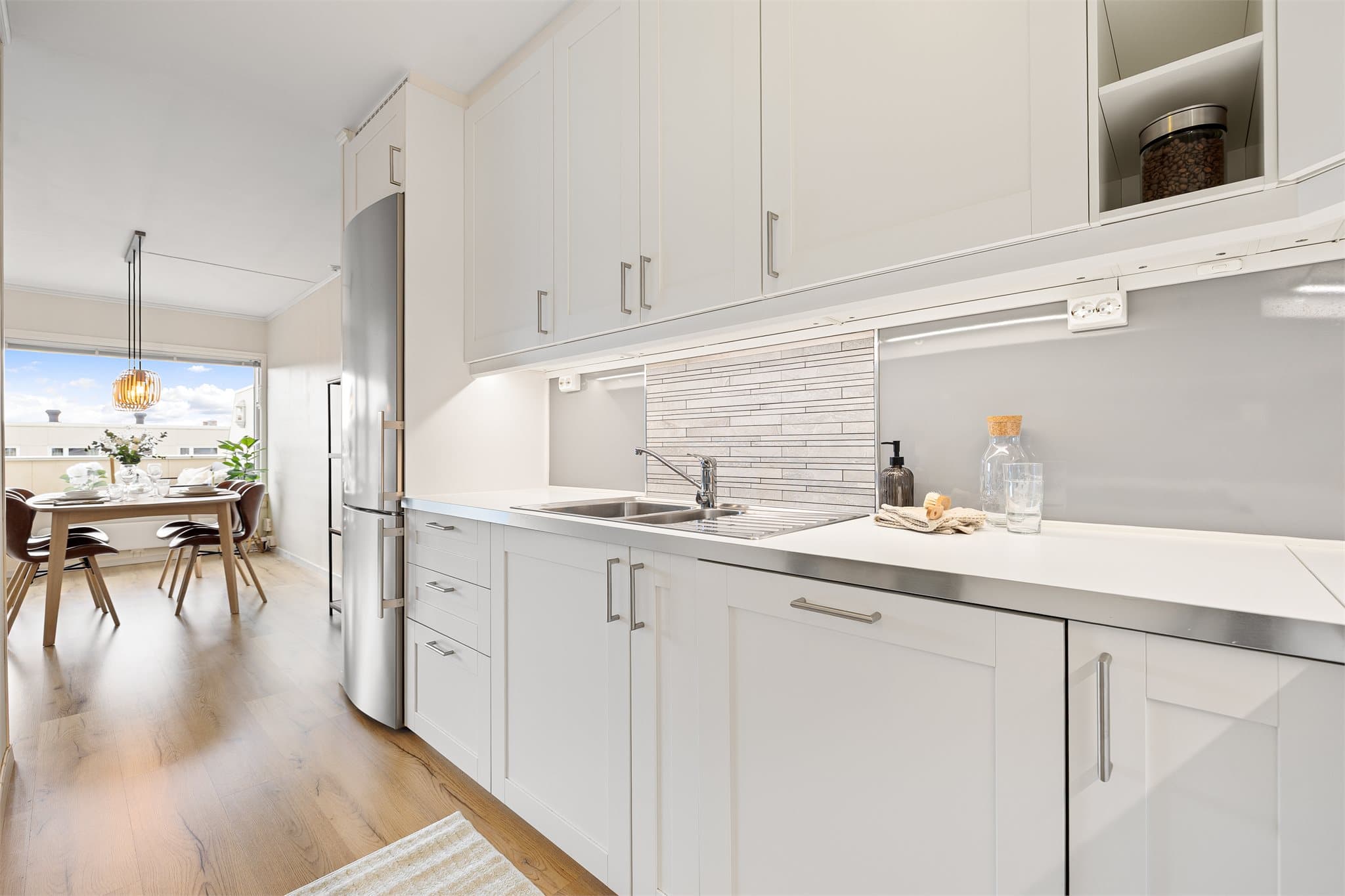 Kjøkkenet er fra 2017 og er godt utstyrt med skap- og benkeplass.