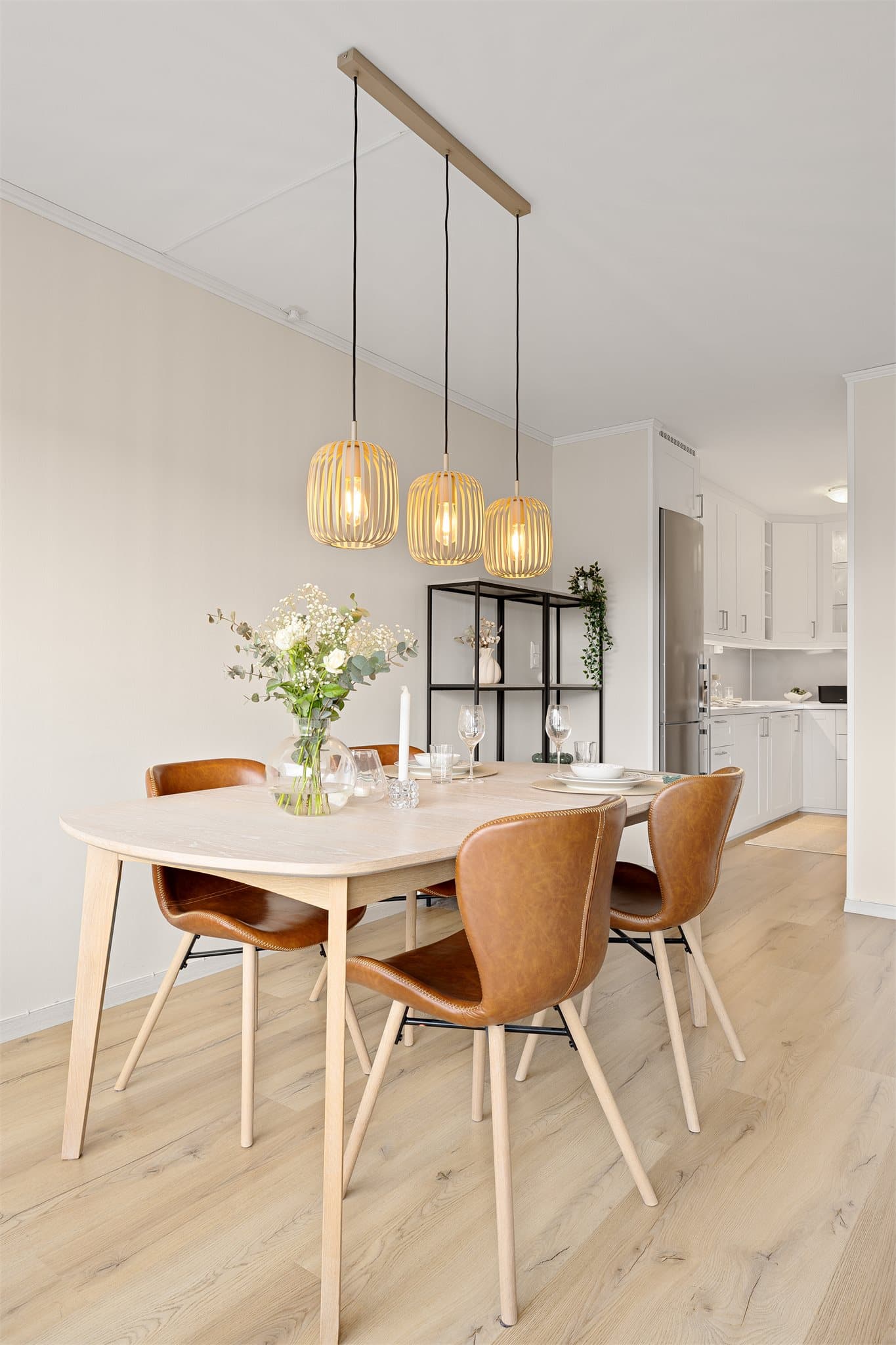 Det passer utmerket å innrede med spisestue mellom stue og kjøkken.