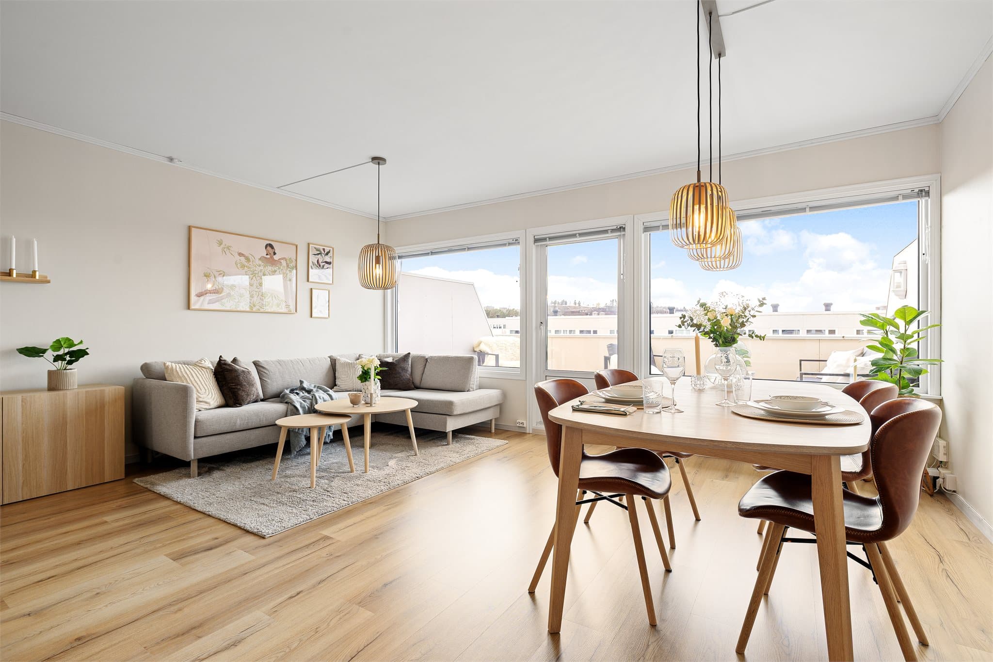 Emera Eiendomsmegling ved Geir Einar Moen ønsker velkommen til Fjøsmestervegen 5B! Fotograf: Julian Nonstad / Nonstad Foto.