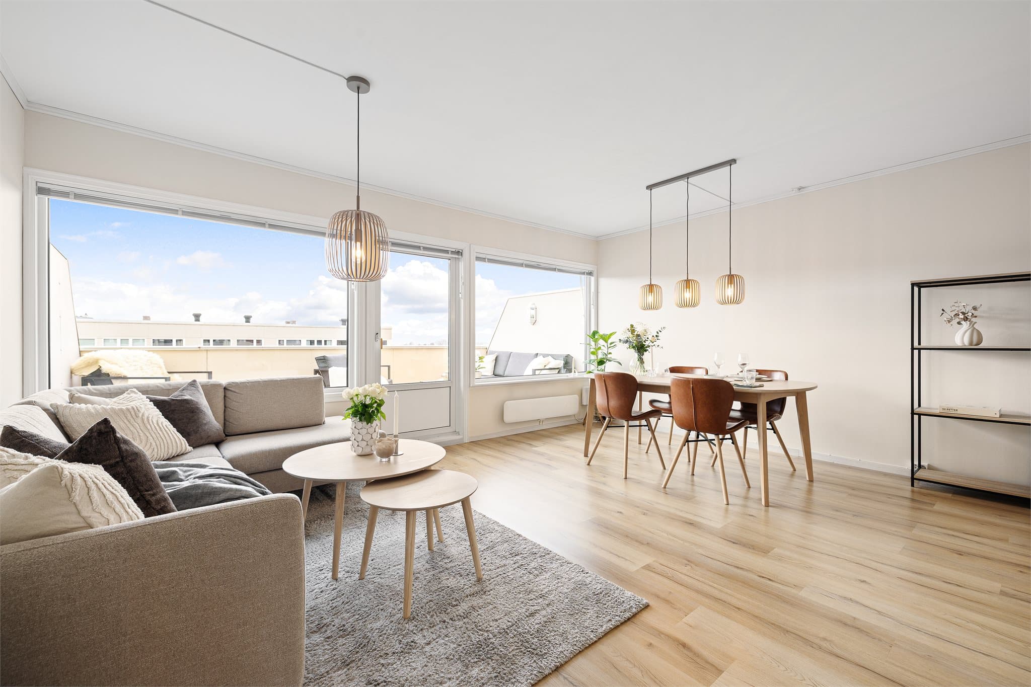 Store vindusflater sørger for godt med lysinnslipp til stuen.