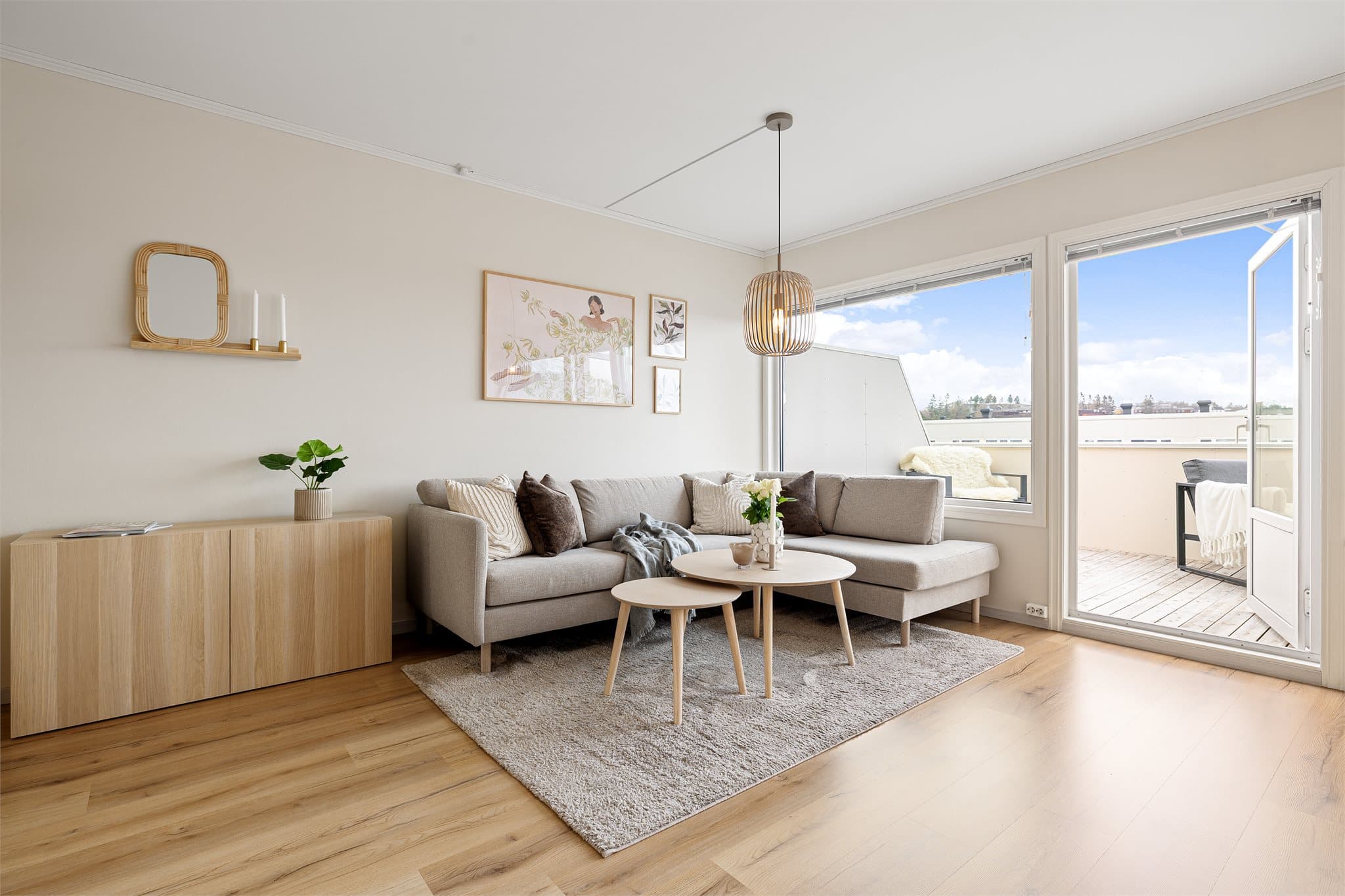 Fra stuen er det utgang til en romslig og solrik balkong med gode utsiktsforhold.