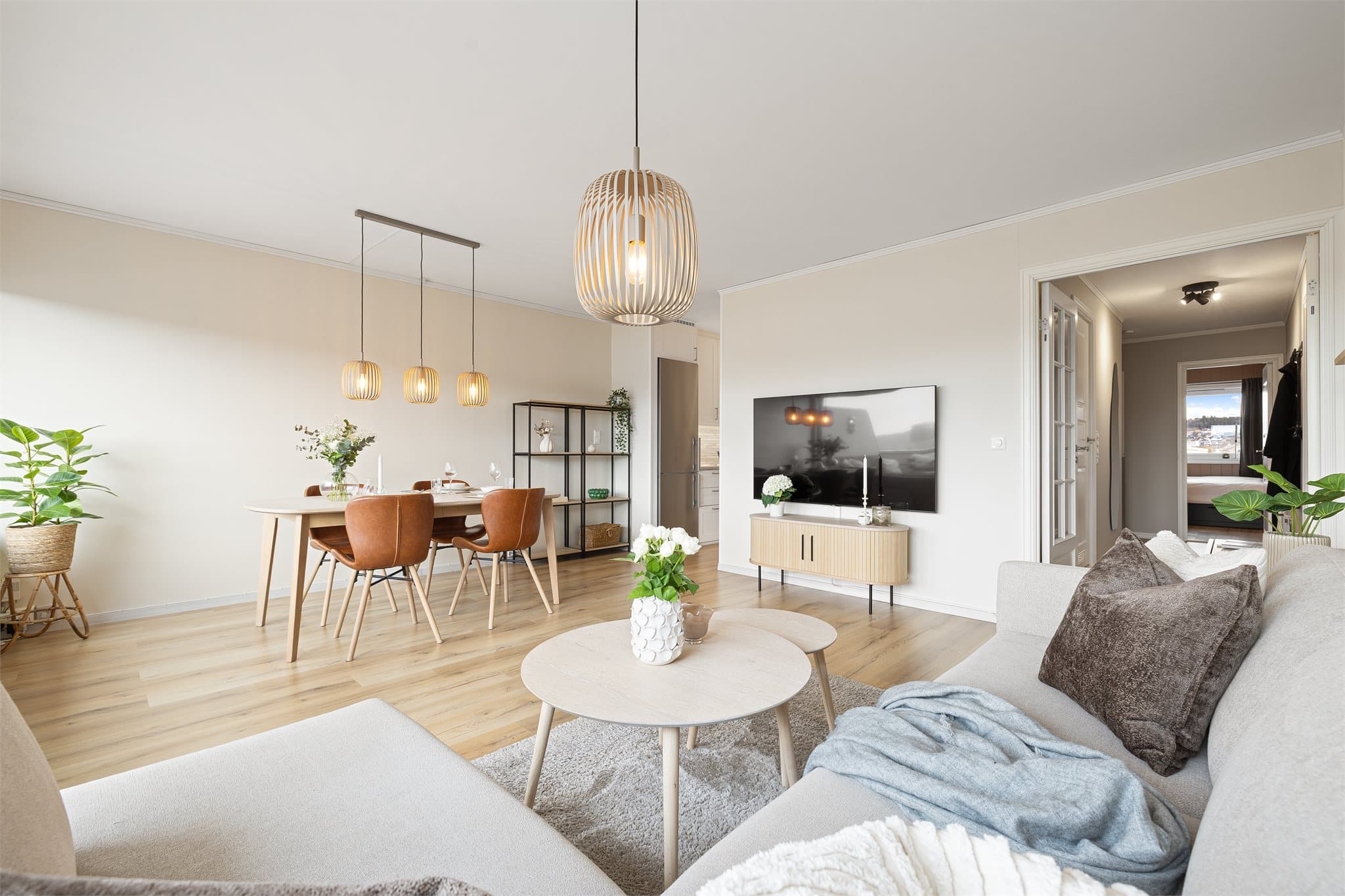 Stuen måler ca. 23 kvm og har god plass til både sofagruppe og spisestue.