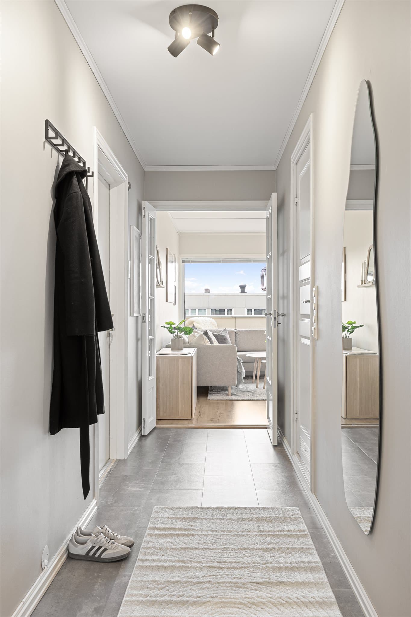 Entréen er lys og innbydende med plass til å henge fra seg yttertøyet.