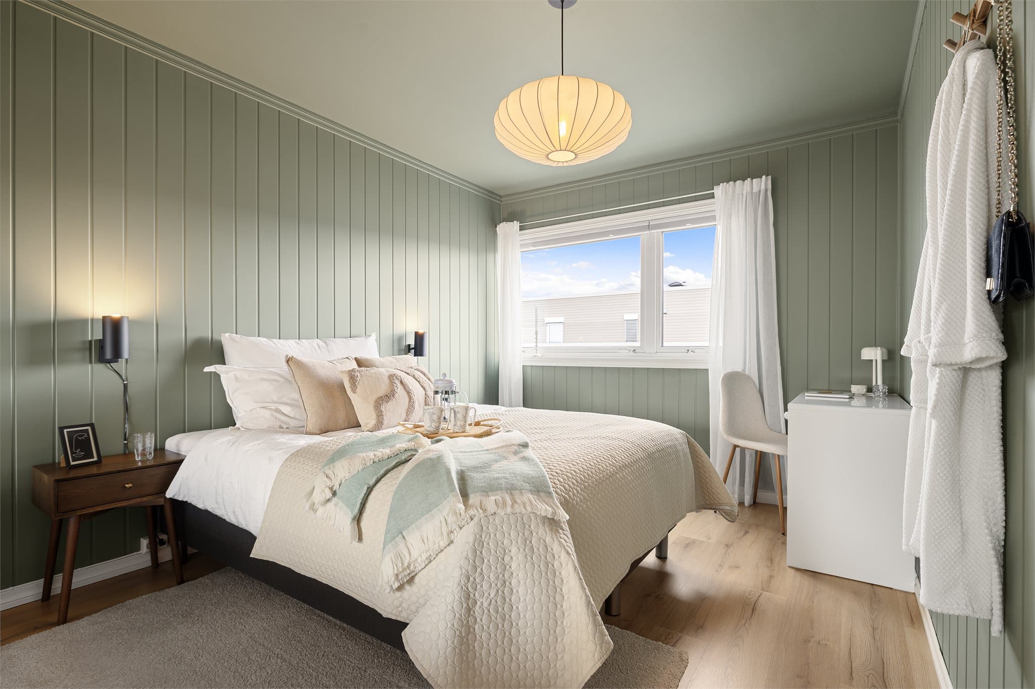 Hovedsoverommet måler 13,6 kvm og har god plass til både dobbeltseng og tilhørende møblement.