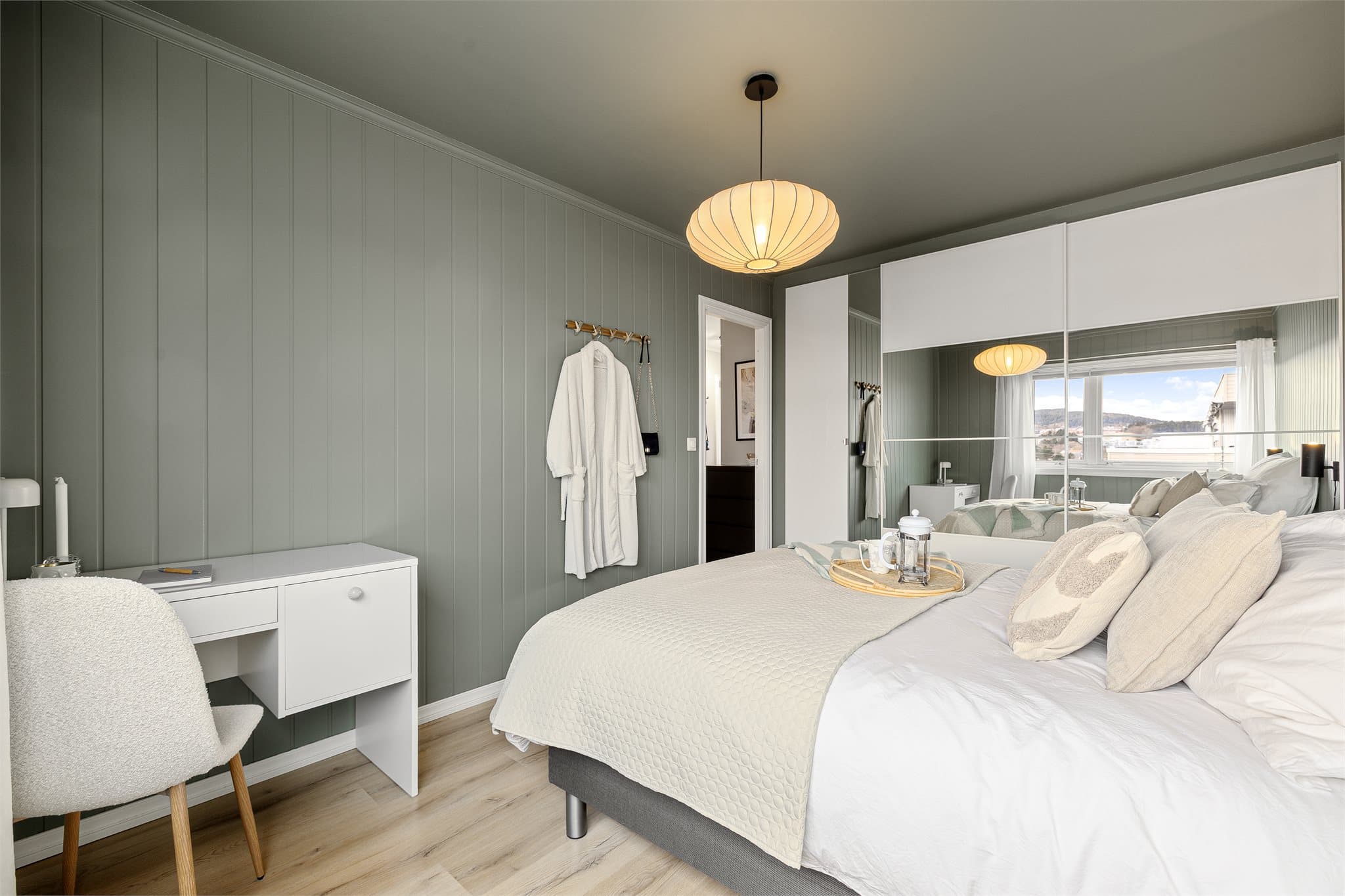 Det er god plass til stor garderobeløsning.