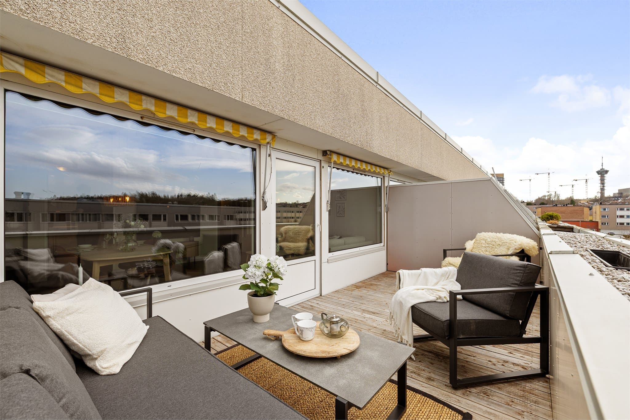 Balkongen måler hele 13 kvm og kan enkelt møbleres i flere soner.