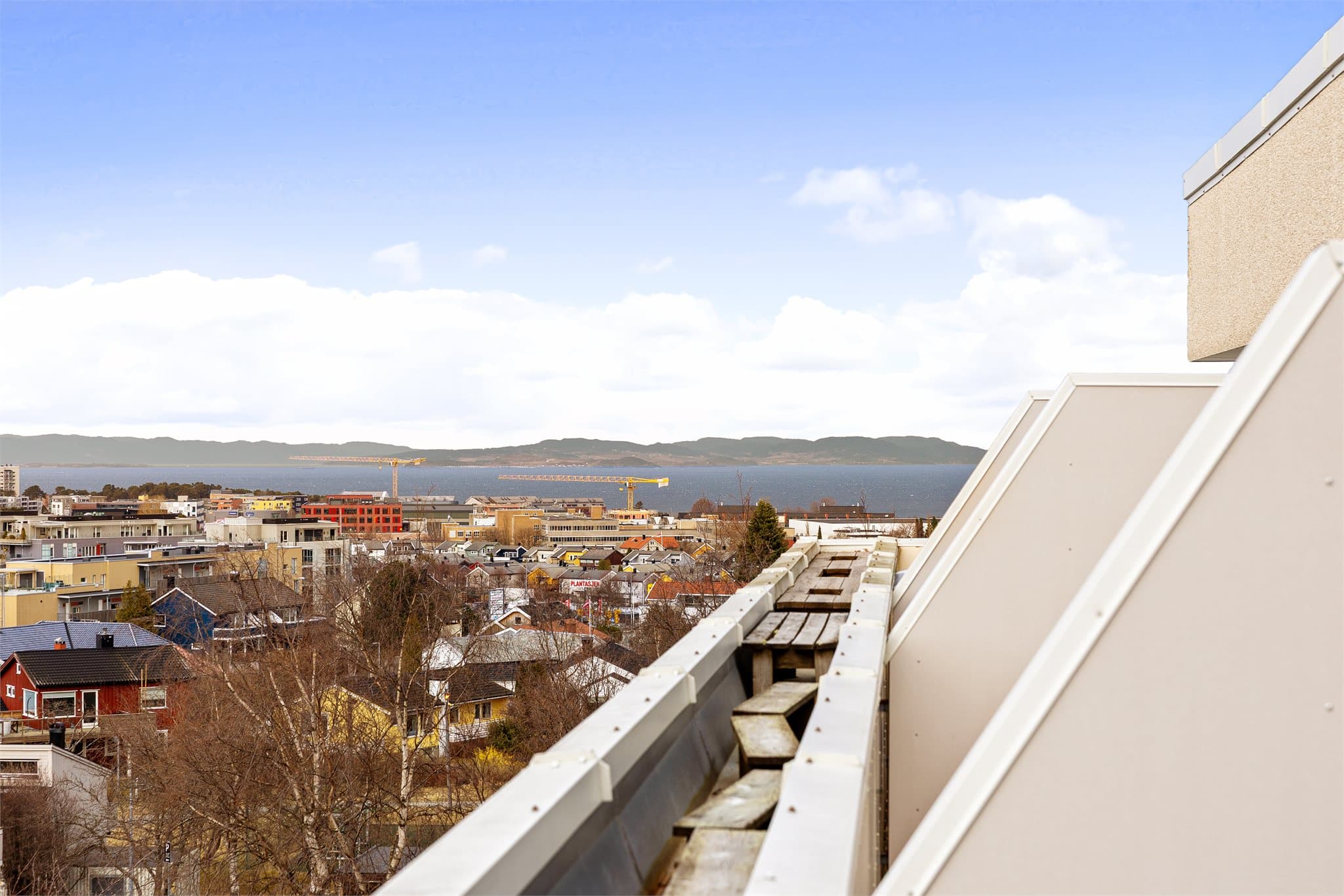 Fra balkongen har man flott utsikt mot Trondheimsfjorden.