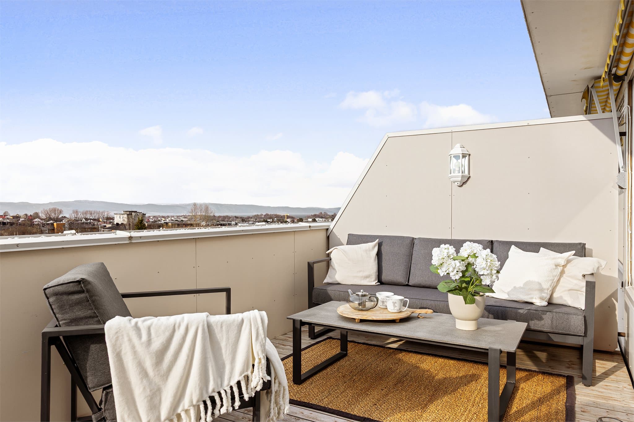 Leiligheten ligger i toppetasjen og får derfor lite innsyn og god utsikt.