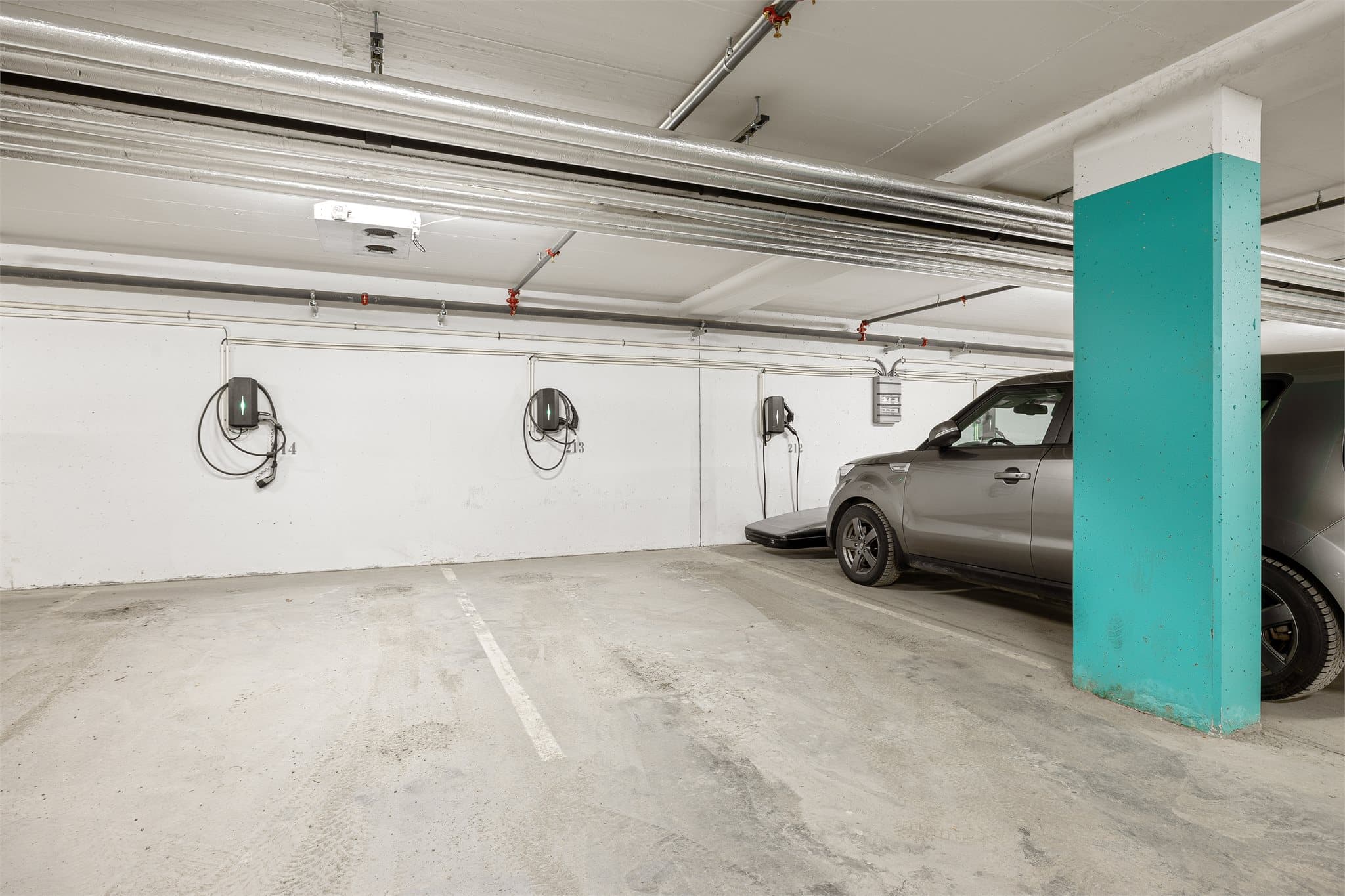 Leiligheten disponerer parkeringsplass i p-kjeller. Det er mulighet til å kjøpe elbillader eller leie av Bromstadenga Parkeringsutleie.