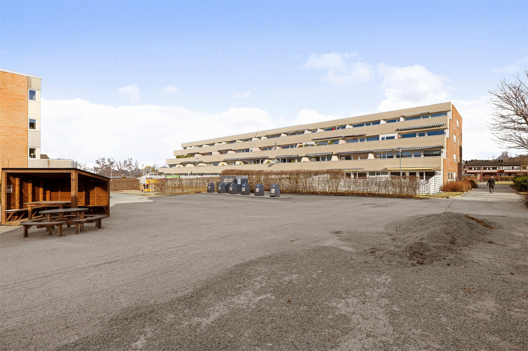 Borettslaget kan by på flotte grøntområder med sitteplasser og lekeplass.