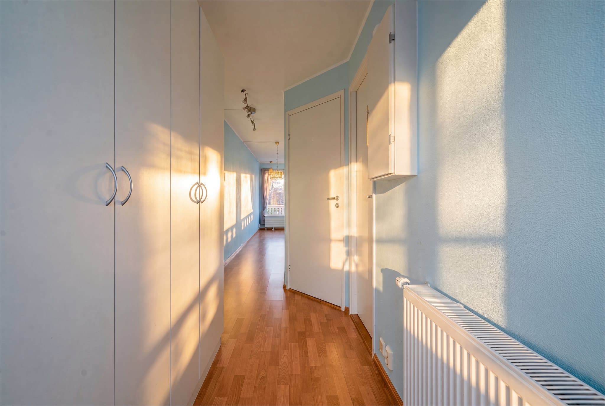 Hall/ entrè med garderobeskap.