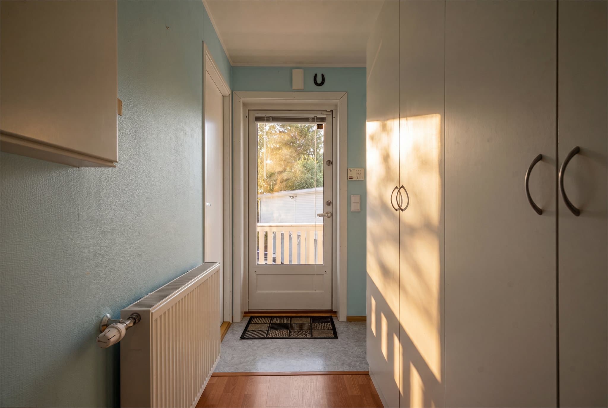 Velkommen inn! Hall/ entré med plass for yttertøy og sko.