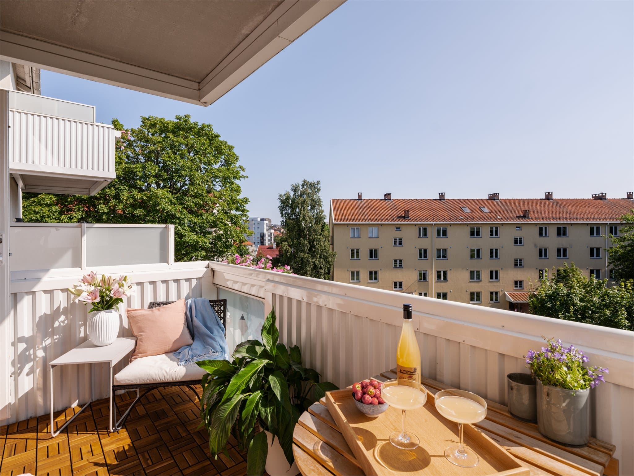 Balkongen har en fin beliggenhet uten innsyn og med gode solforhold.