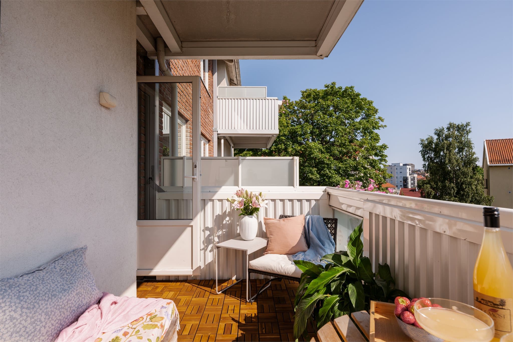 Her kan morgenkaffen eller sene sommerkvelder nytes i rolige omgivelser.